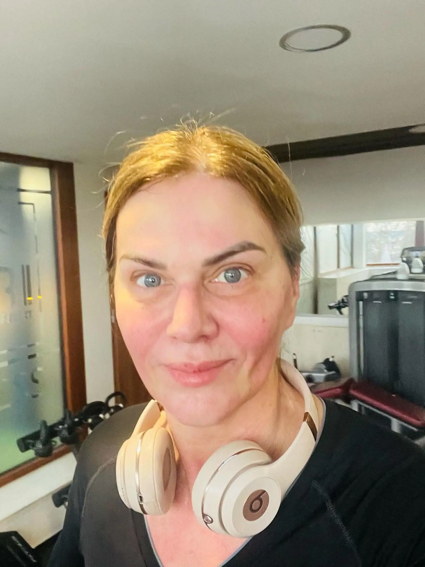 Monika Beňová neprestáva prekvapovať! Aktuálne zverejnila snímku z fitness centra, kde ju vidno pri športovaní a úplne bez makeup-u! „Krásny deň z Tatier moji milí. Pozajtra si budeme dávať novoročné “predsavzatia”. Začala som o pár dní skôr pre istotu. Najmä s tými o pravidelnom športovaní, pohybe a zdravom stravovaní," pripísala k fotke.