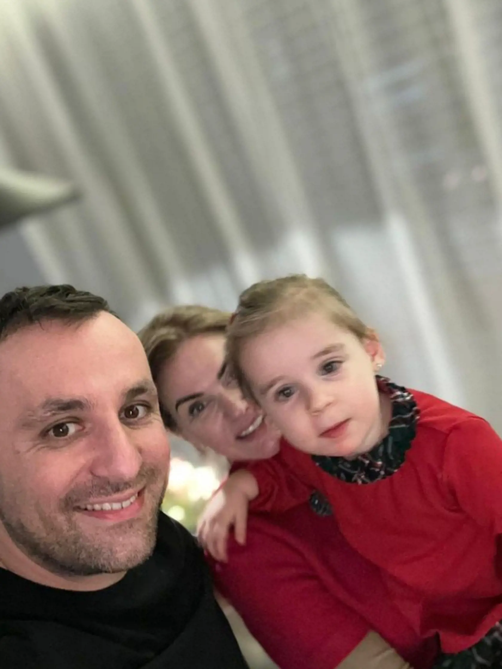 Europoslankyňa Monika Beňová so svojou dcérkou Leou a partnerom Ľubomírom Klčom počas predvianočných chvíľ.