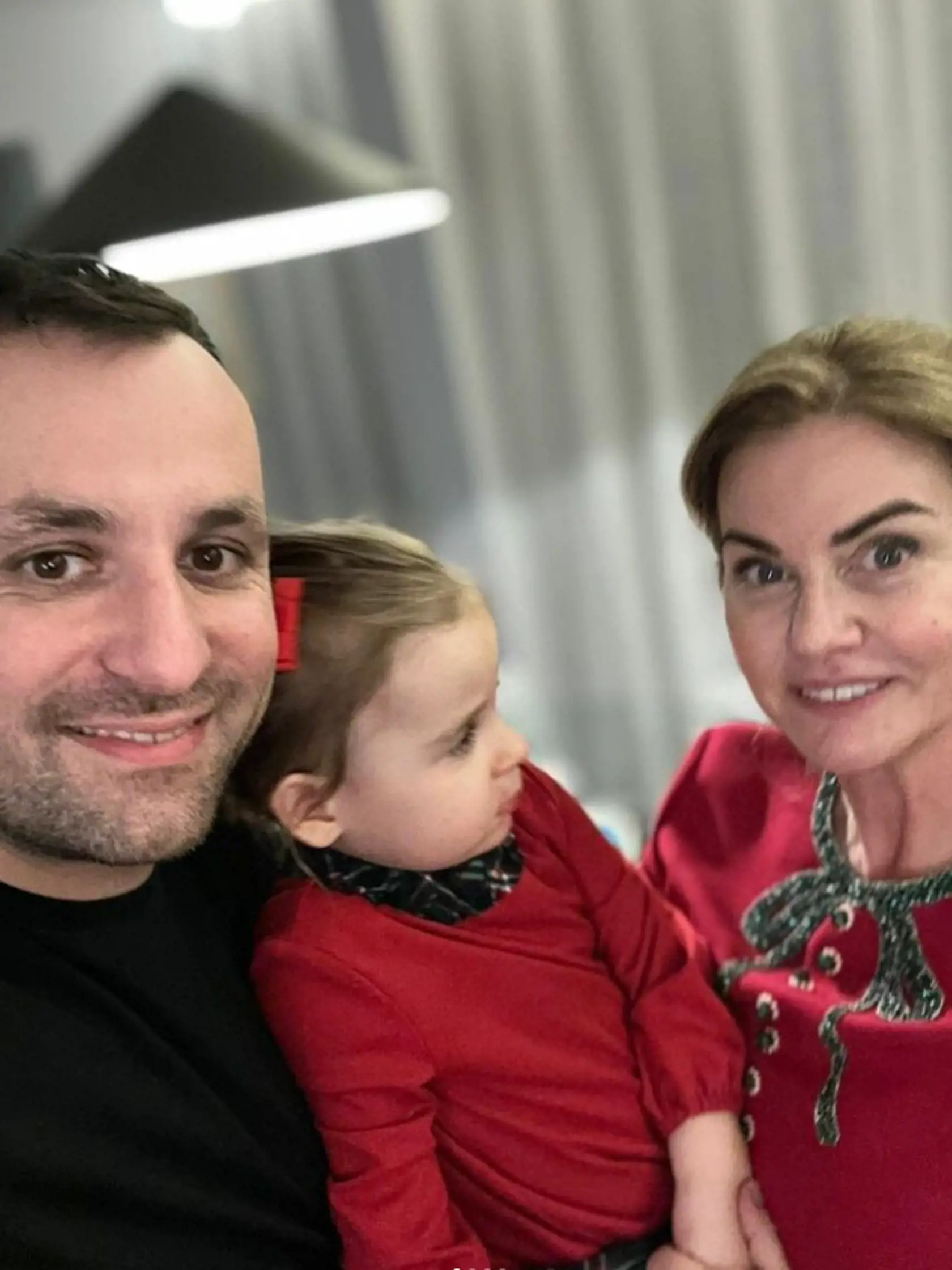 Europoslankyňa Monika Beňová so svojou dcérkou Leou a partnerom Ľubomírom Klčom počas predvianočných chvíľ.