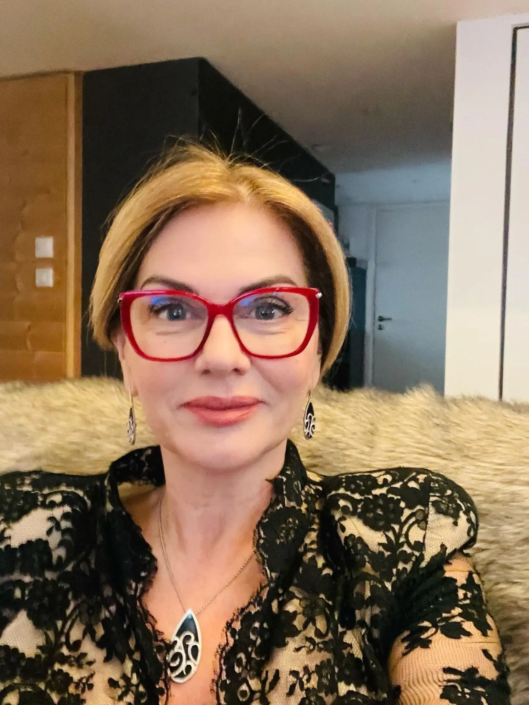 VÝRAZNE OMLADLA! Monika Beňová často zverejňuje príspevky zo Štrasbourgu a informuje sledovateľov o svojej práci v Európskom parlamente. A práve na najnovších decembrových snímkach Beňovej pozornému oku neujde, že politička viditeľne omladla a prekvapila výrazne pevnejšou a žiarivejšou pleťou.