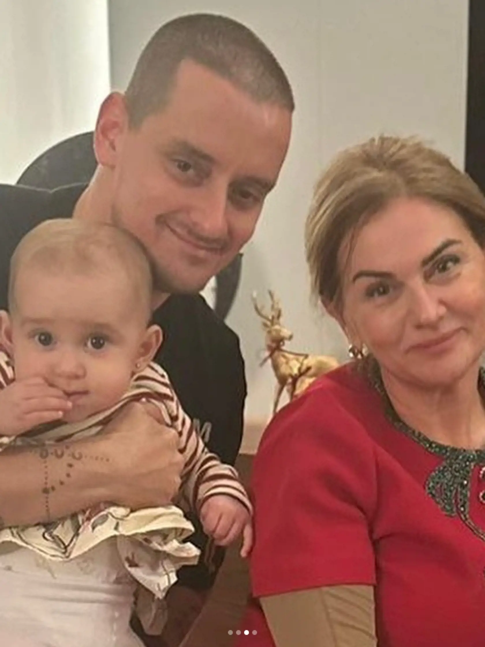 Europoslankyňa Monika Beňová so svojim synom a vnučkou Larinkou počas predvianočných chvíľ.