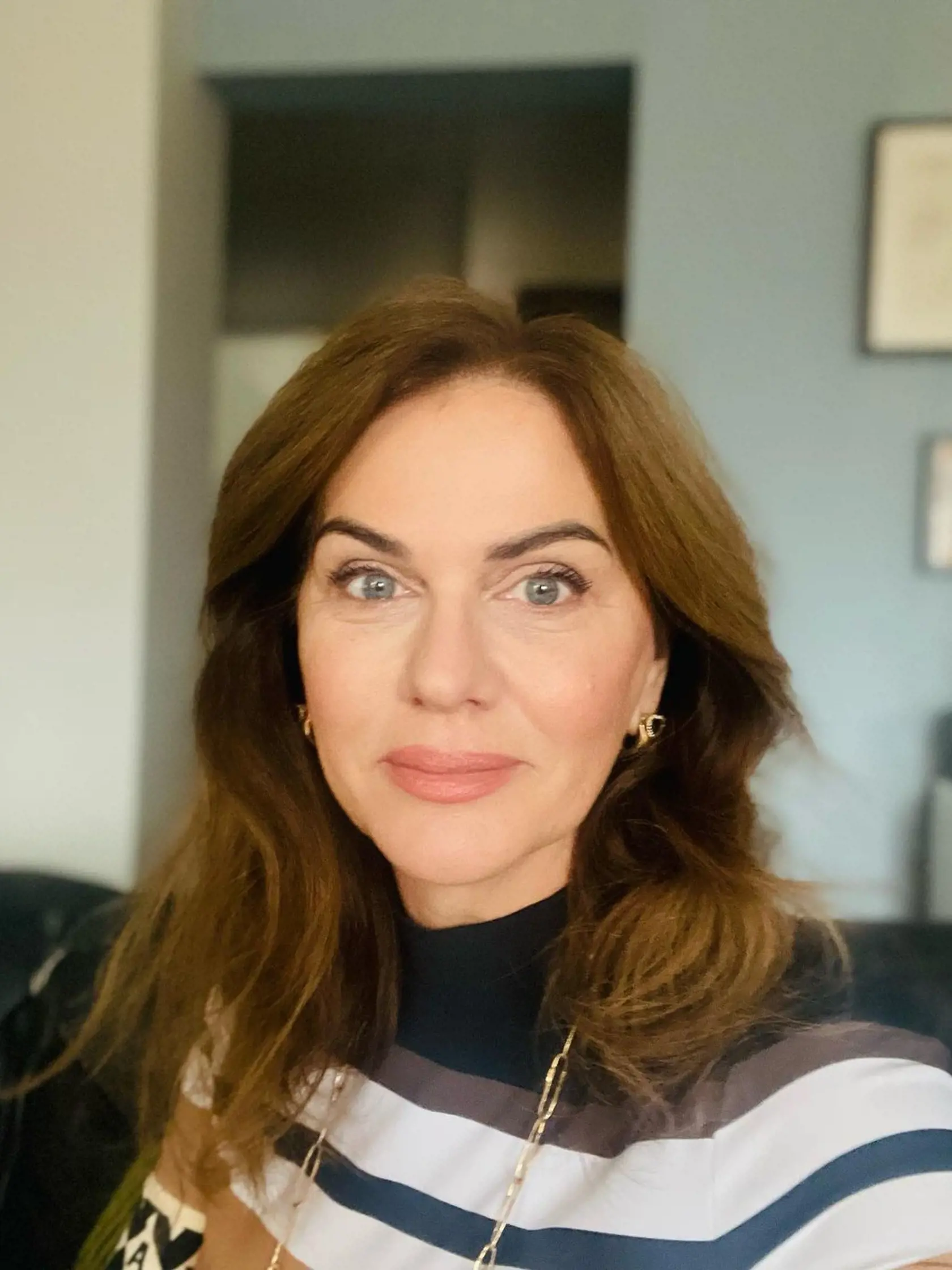 VÝRAZNE OMLADLA! Monika Beňová často zverejňuje príspevky zo Štrasbourgu a informuje sledovateľov o svojej práci v Európskom parlamente. A práve na najnovších snímkach Beňovej pozornému oku neujde, že politička viditeľne omladla a prekvapila výrazne pevnejšou a žiarivejšou pleťou. Pozornosť pútali aj Beňovej plné a zvodné pery, ktoré navádzali dojem, že absolvovala známy skrášľovací zákrok.