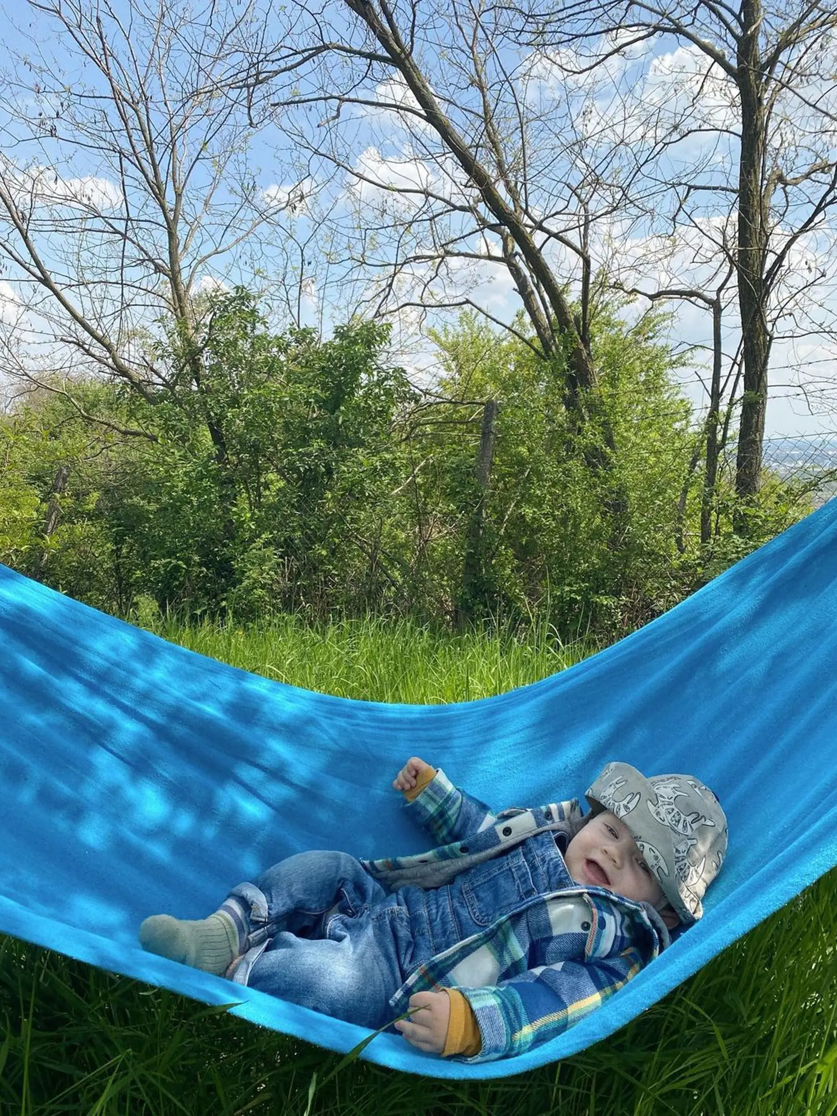 Známi manželia si záhradku užívajú aj so synčekom Alanom.