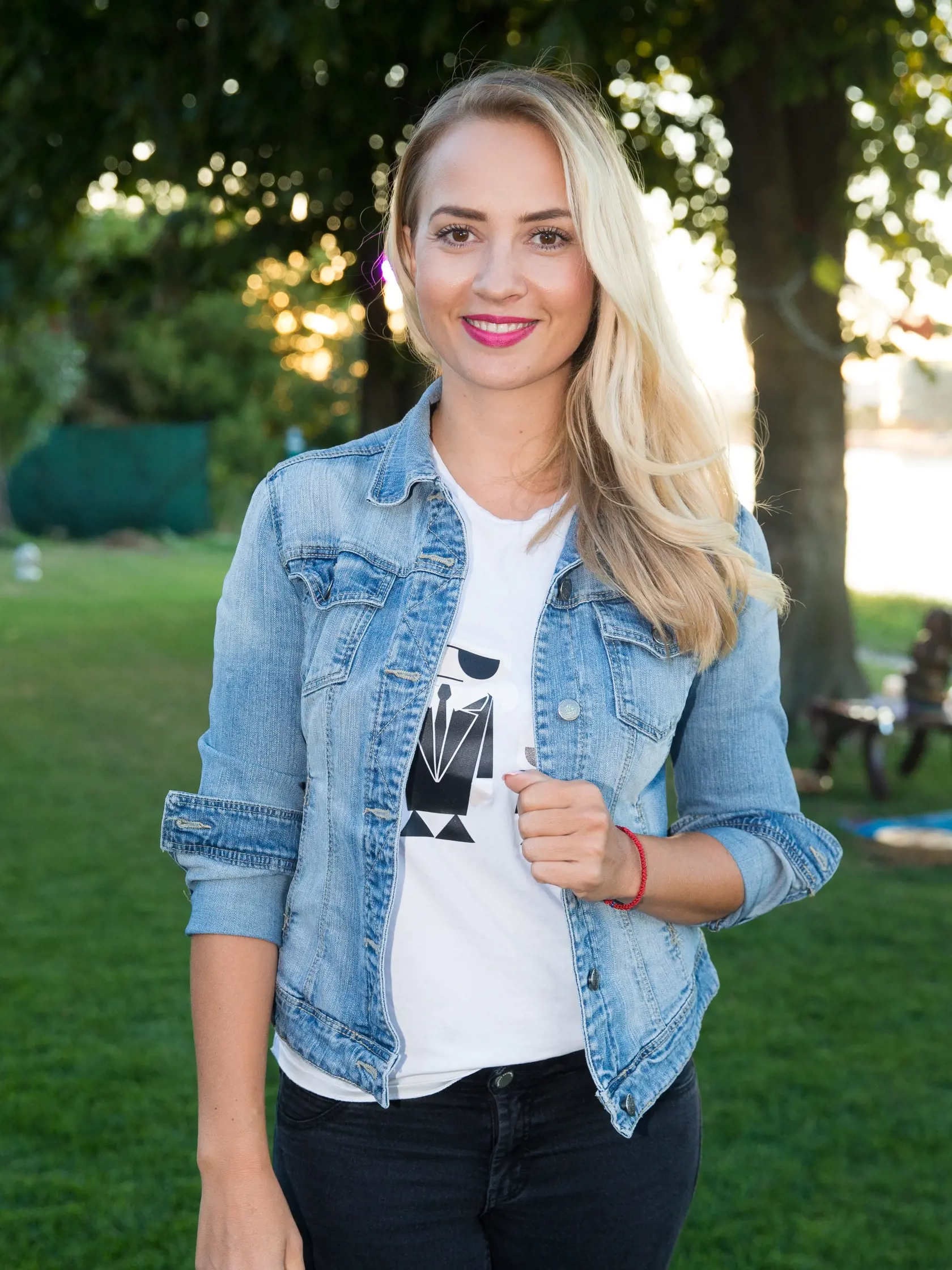 Jogový večer s Vierkou Ayisi na nábreží Dunaja v Bratislave. Na snímke Barbora Rakovská.