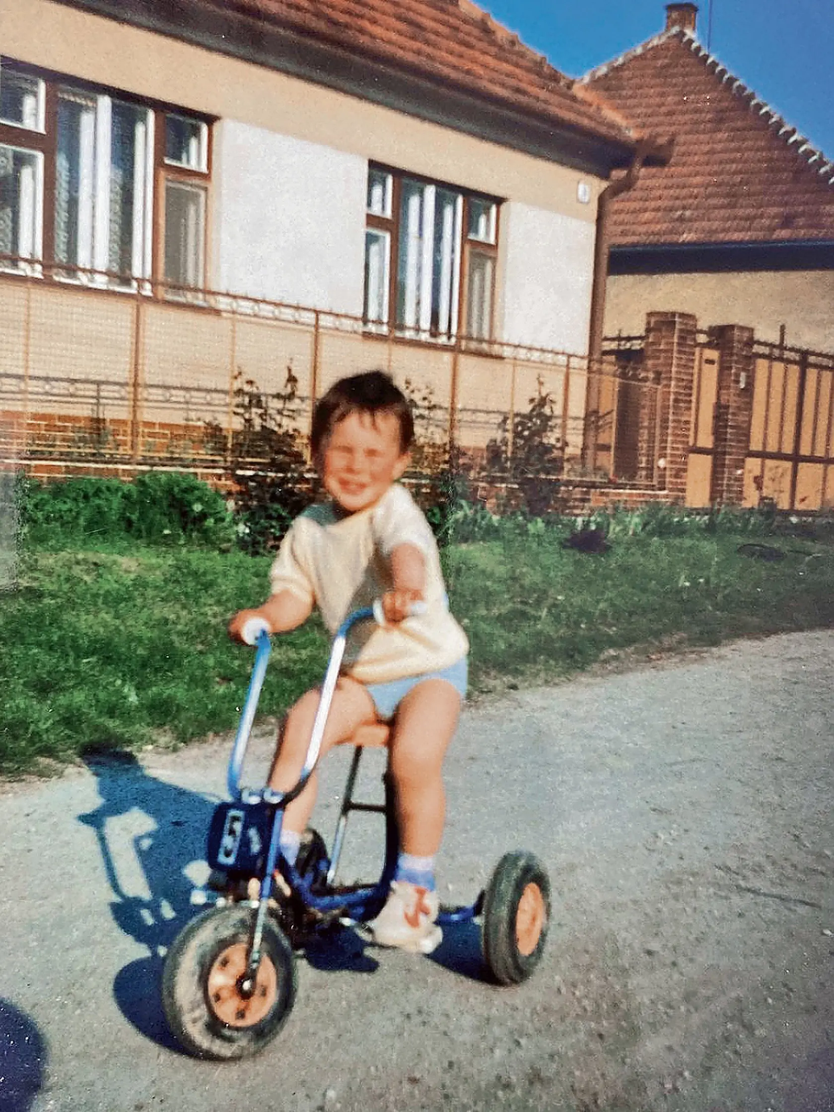 1992 - Malý Adam brázdil ulice Hlohovca.