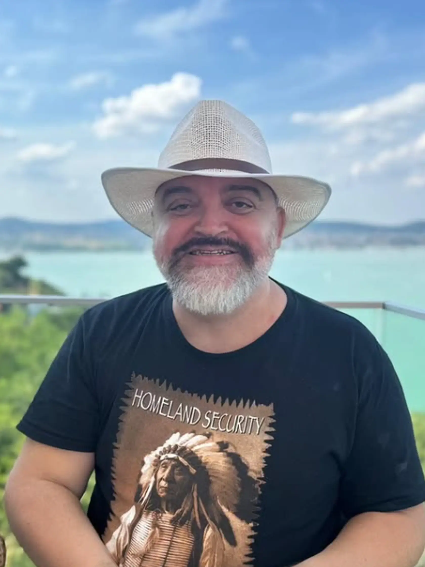 Eduard Chmelár si užíva leto po boku svojej partnerky Diany Štrofovej.