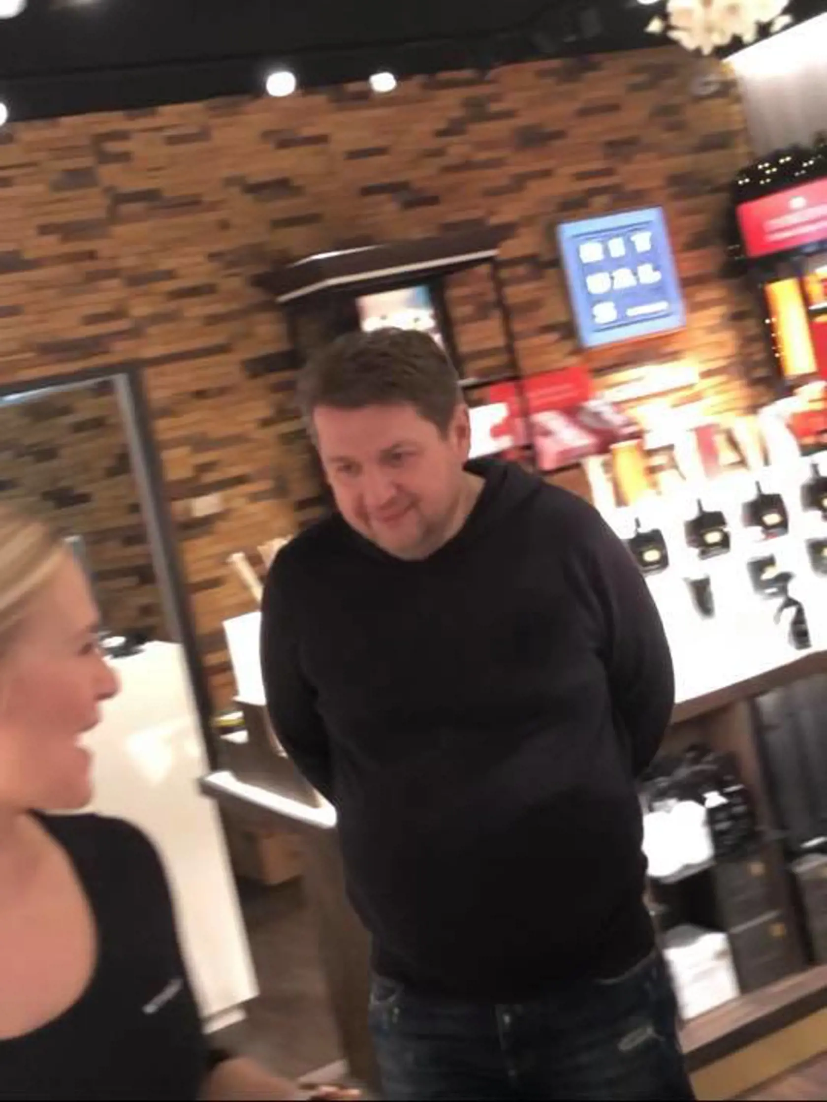Kontroverzný podnikateľ Ladislav Bašternák sa tesne pred Vianocami vybral do obchodov. Nášmu čitateľovi sa podarilo odfotiť ho.
