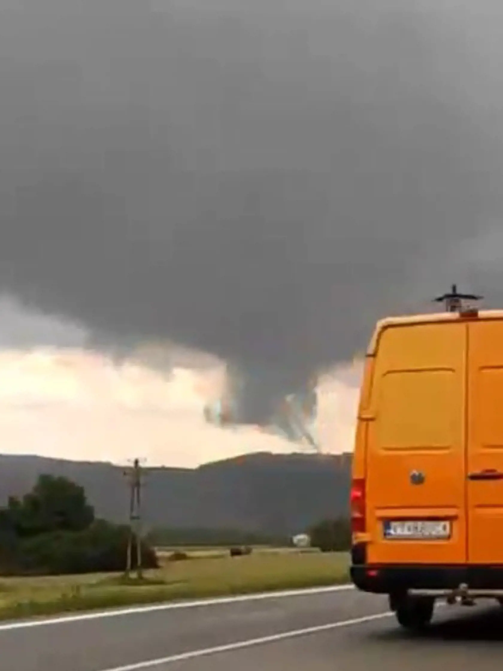 Tornádo z pohľadu z pohľadu vodiča auta.