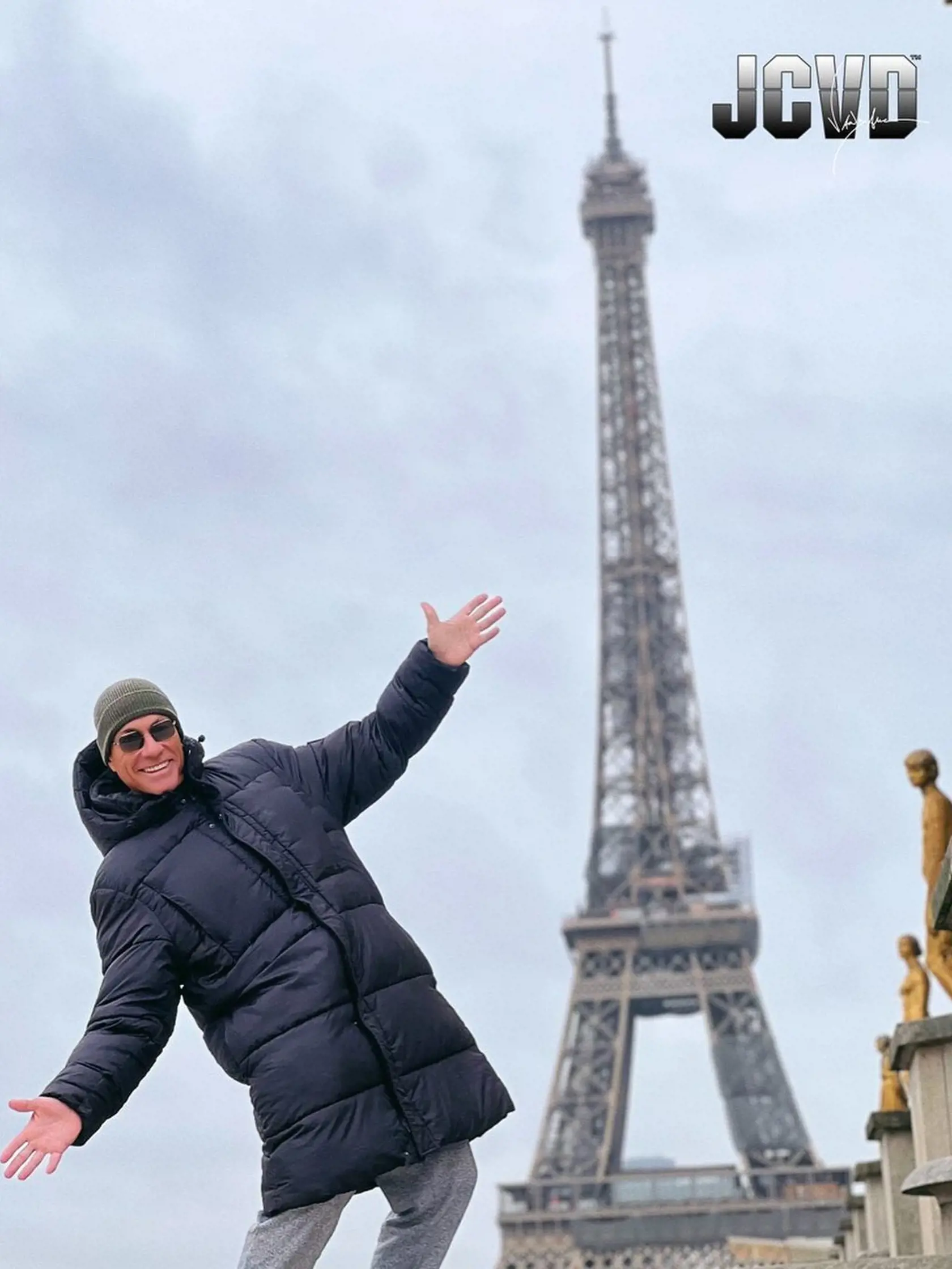 Tanečky v Paríži pod dominantou mesta - Eiffelovkou.