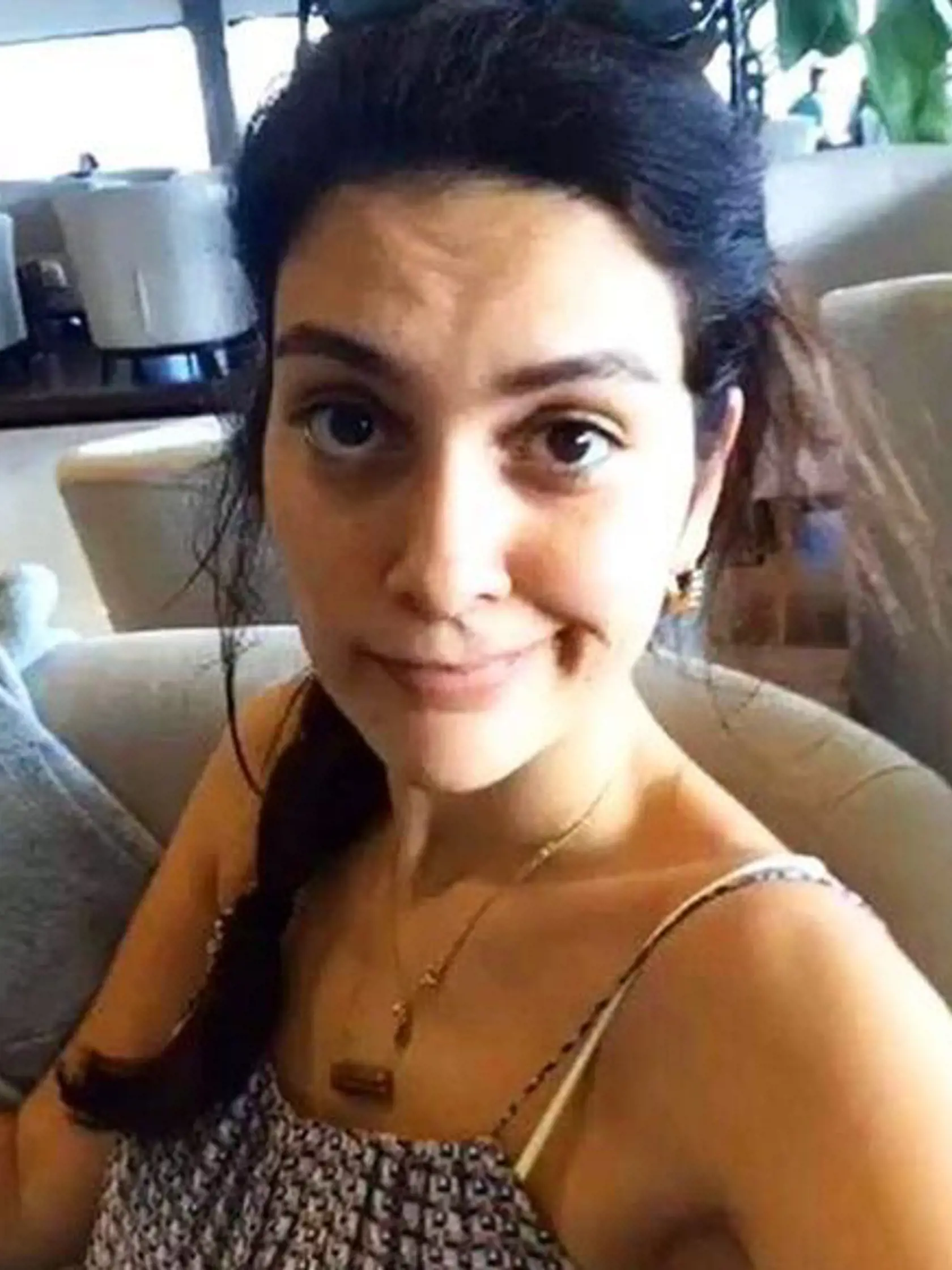 Bergüzar Korel sa v súkromí spolieha na svoju prirodzenú krásu.