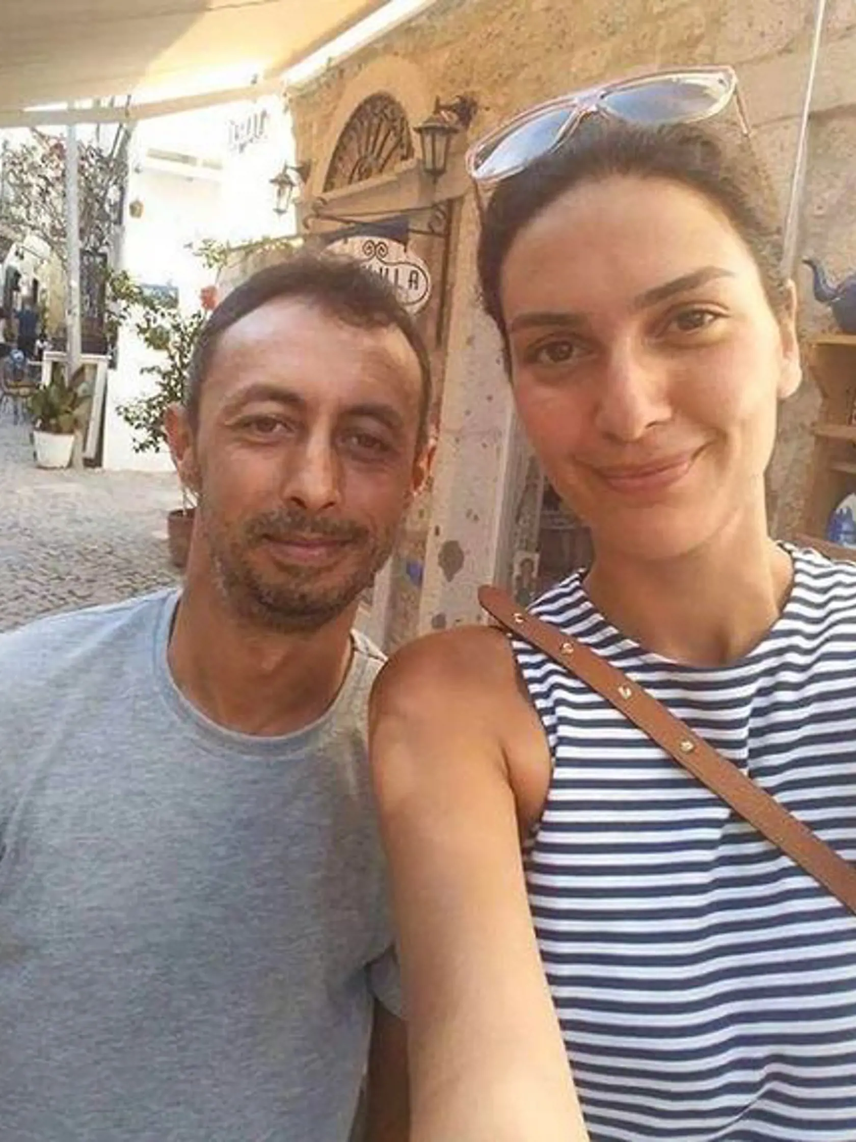 Bergüzar Korel sa v súkromí spolieha na svoju prirodzenú krásu.