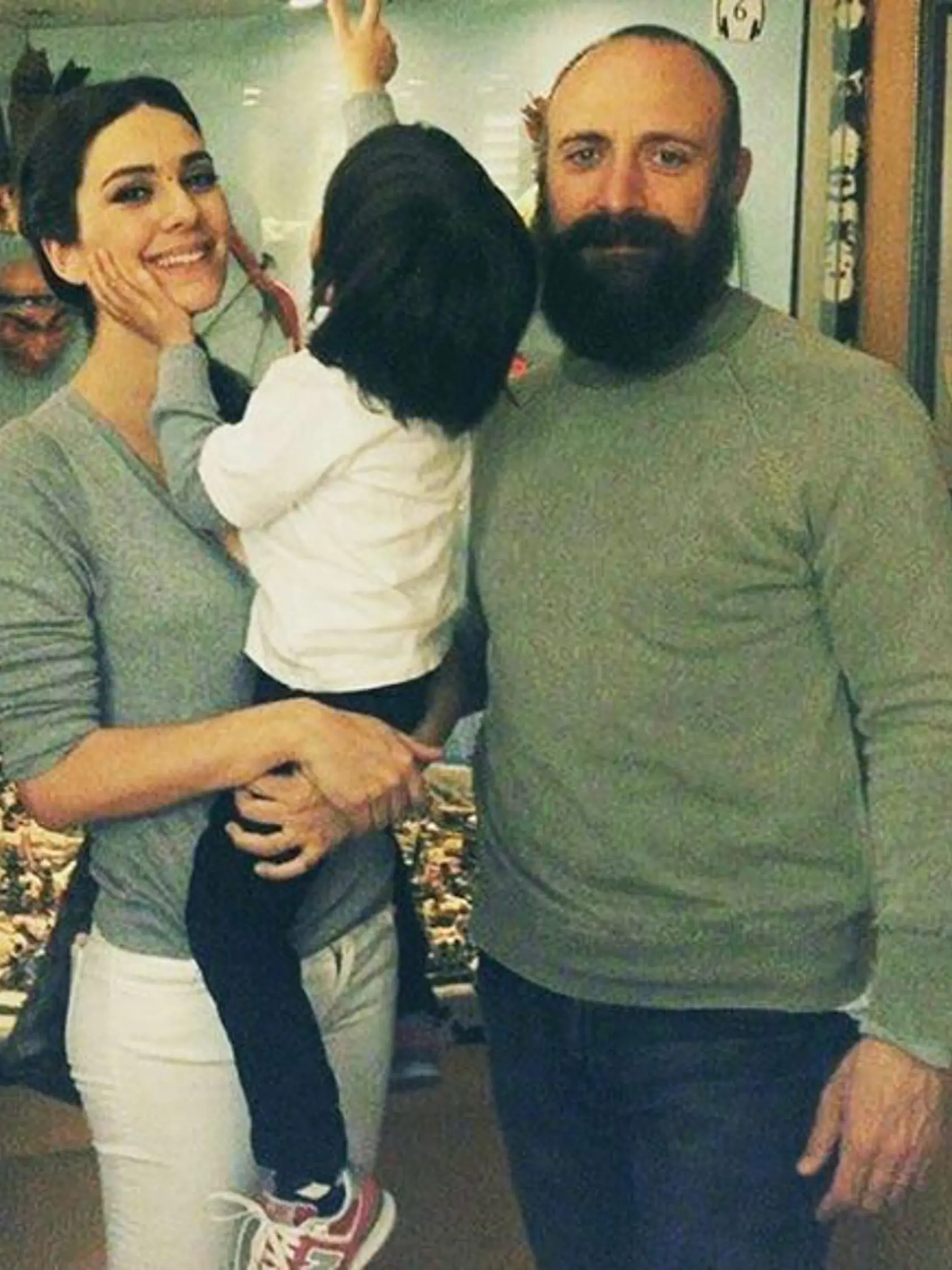 Onur so svojimi pokladmi - manželkou Šeherezádou a synom Alim. 
