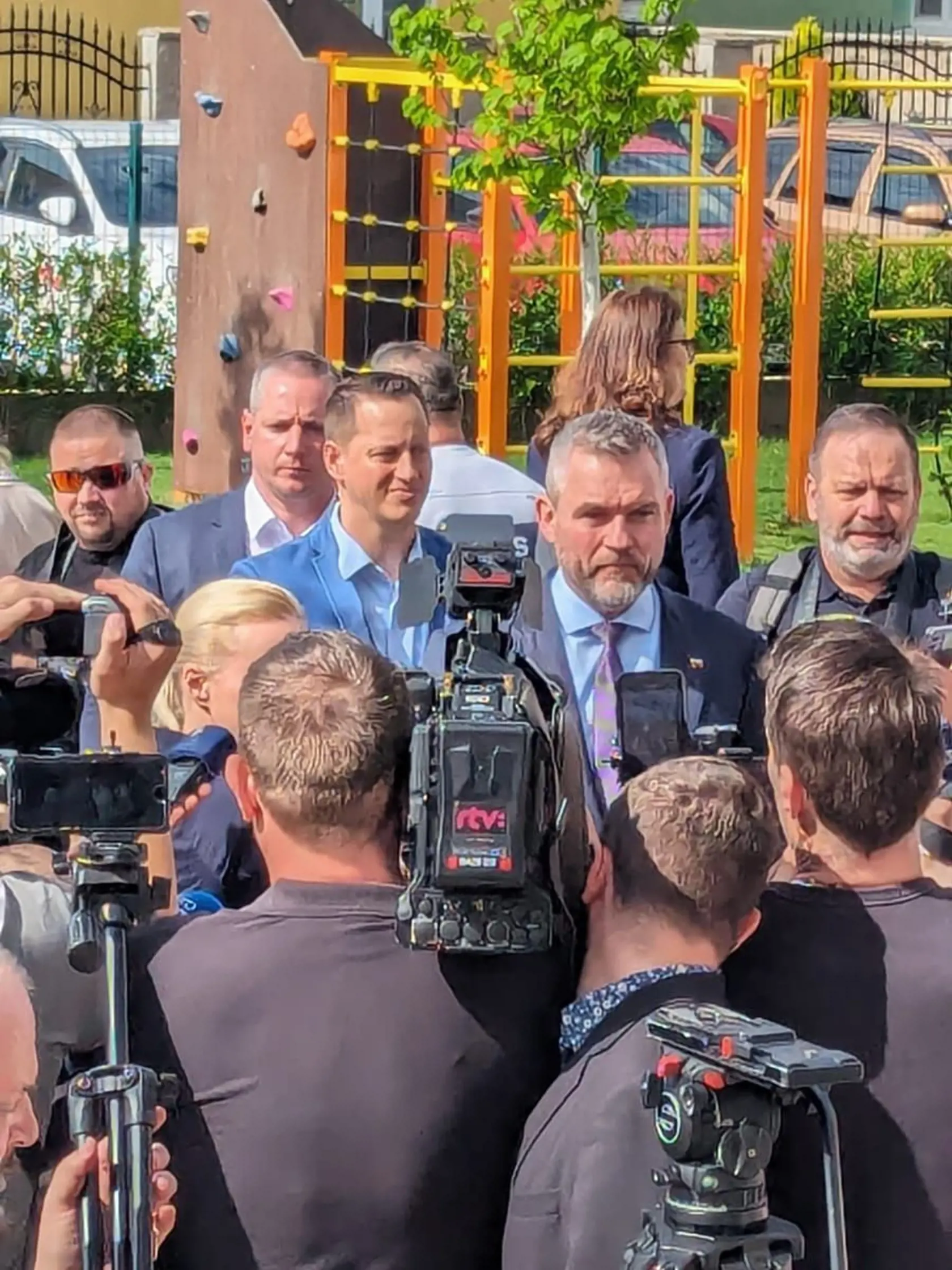Odvoliť prišiel spolu so svojou sestrou Evou aj druhý kandidát Peter Pellegrini.