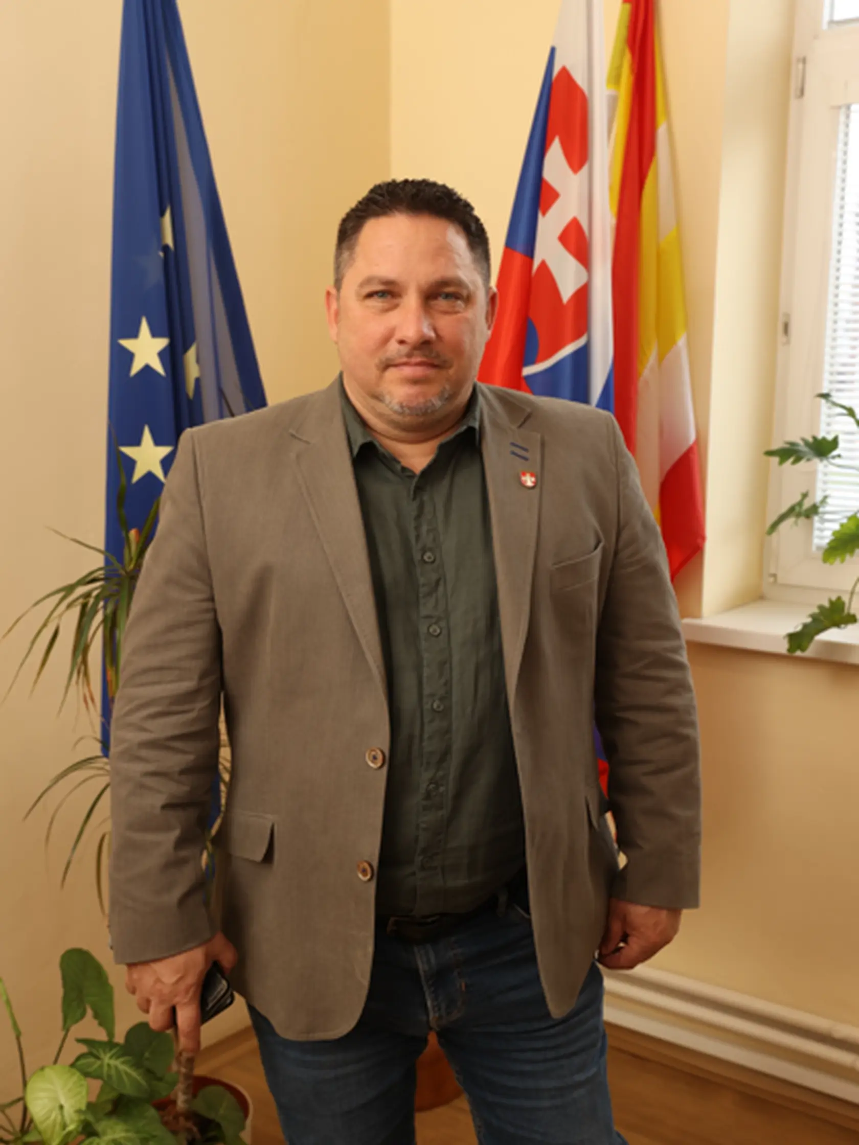 “Zaviedli sme kontrolovaný vstup a výstup z obce cez dve dezinfekčné brány. Poľné a lesné cesty boli znefunkčnené,“ povedal nám starosta obce Plavecký Štvrtok Radoslav Benkovič.