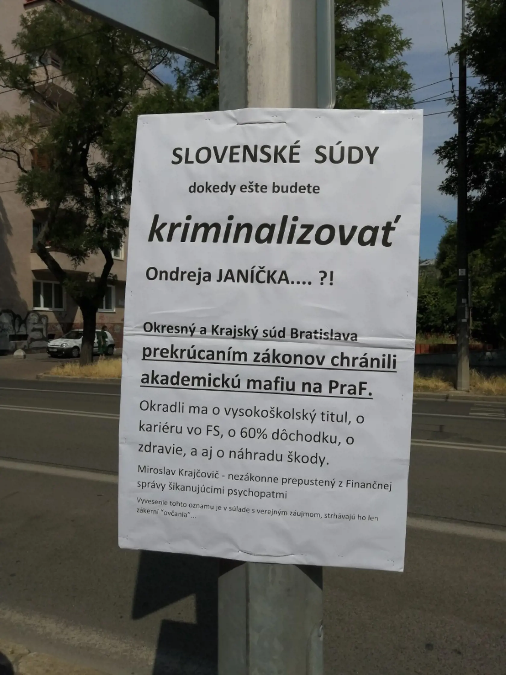 Plagát pred Justičným palácom v Bratislave na podporu Ondreja Janíčka v súdnom spore s Monikou Jankovskou.