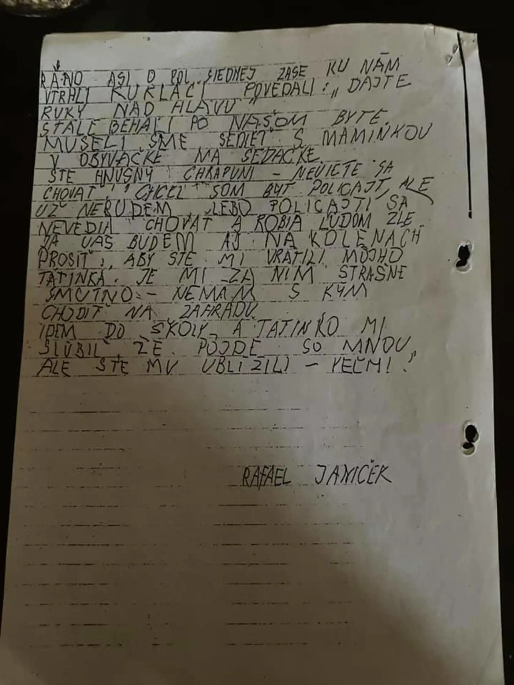 List, ktorý rukou napísal syn Ondreja Janíčka vyšetrovateľovi po policajnom zásahu na jeho otca, ktorého zadržali po ziscenovanom obvinení. Chlapček mal vtedy iba 6 rokov a celý zásah videl na vlastné oči.