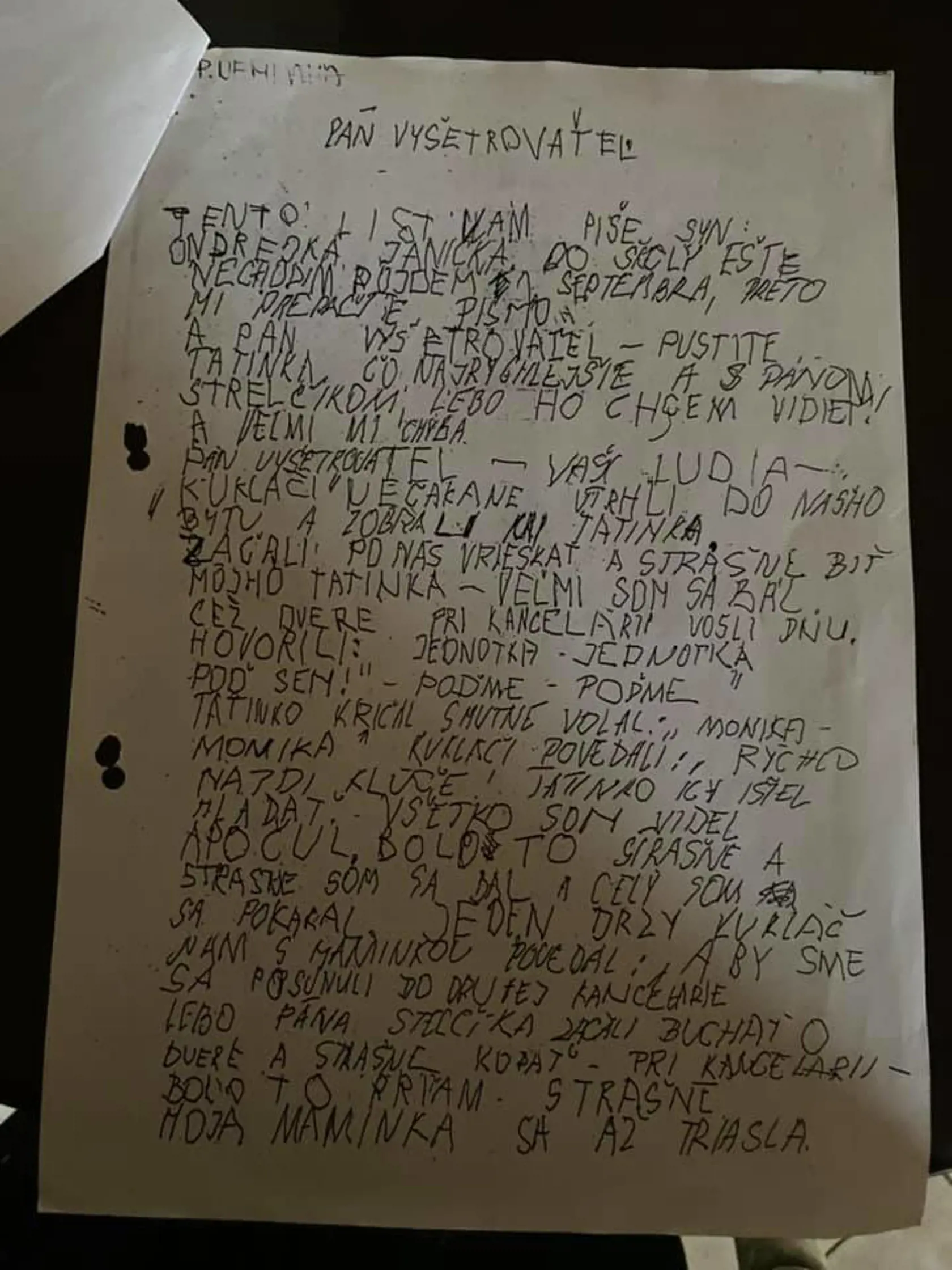 List, ktorý rukou napísal syn Ondreja Janíčka vyšetrovateľovi po policajnom zásahu na jeho otca, ktorého zadržali po ziscenovanom obvinení. Chlapček mal vtedy iba 6 rokov a celý zásah videl na vlastné oči.