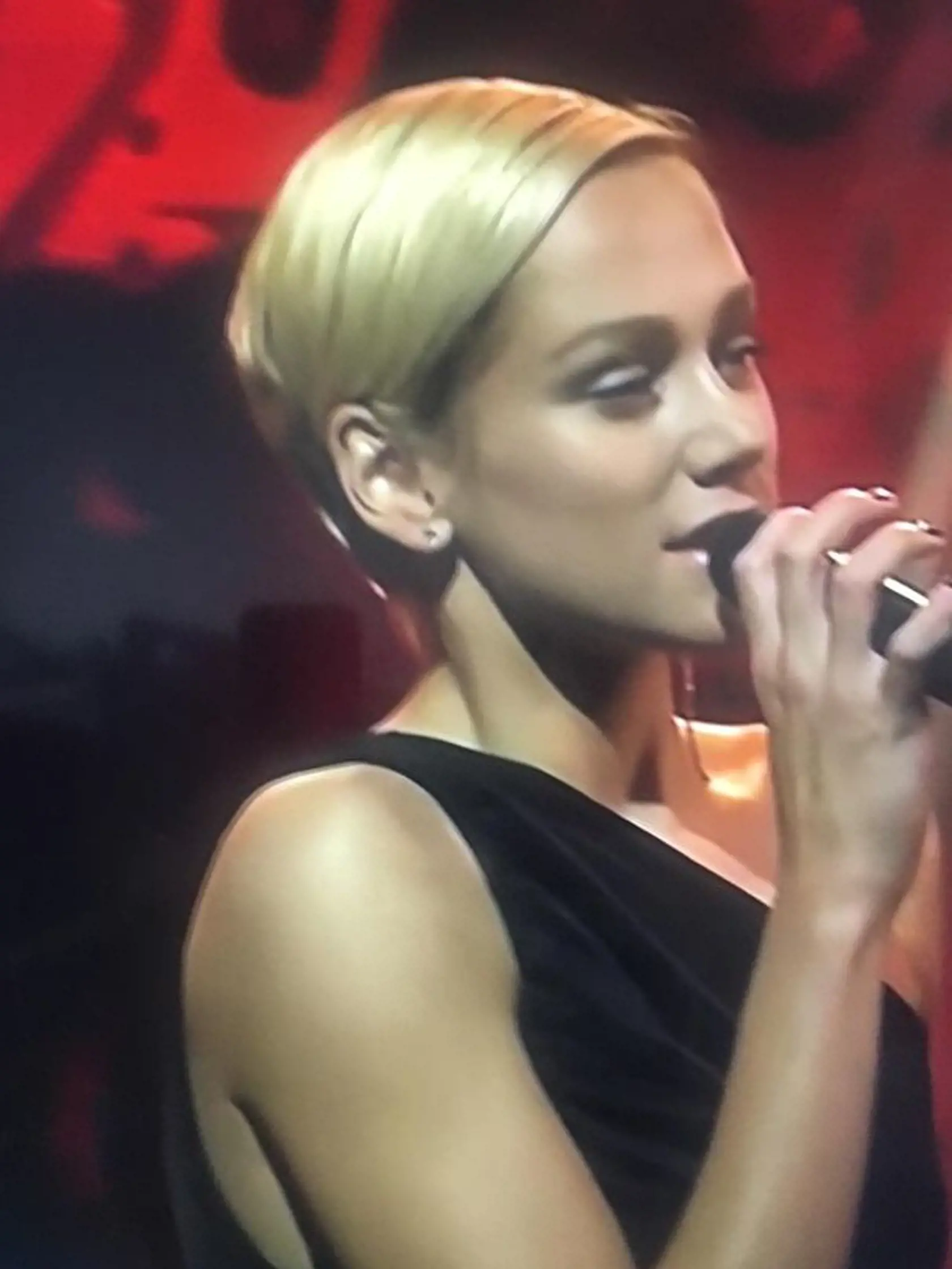 Emma Drobná sa rozhodla ostrihať nakrátko.