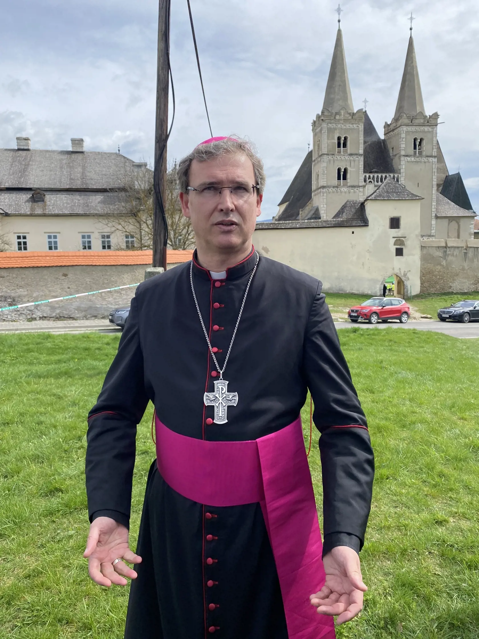 Spišský diecézny biskup František Trstenský je medzi mládežou v diecéze mimoriadne obľúbený. Aj preto na stretnutie s ním prišlo 1600 mladých ľudí, medzi nimi aj výprava zo Starej Ľubovne. Do desiatich z nich narazil autobus vo chvíli, keď stáli pred ním. Vozidlo sa z neznámych príčin dalo do pohybu. Tri dievčatá následkam zranení podľahlo. Biskup niesol tragédiu ťažko.