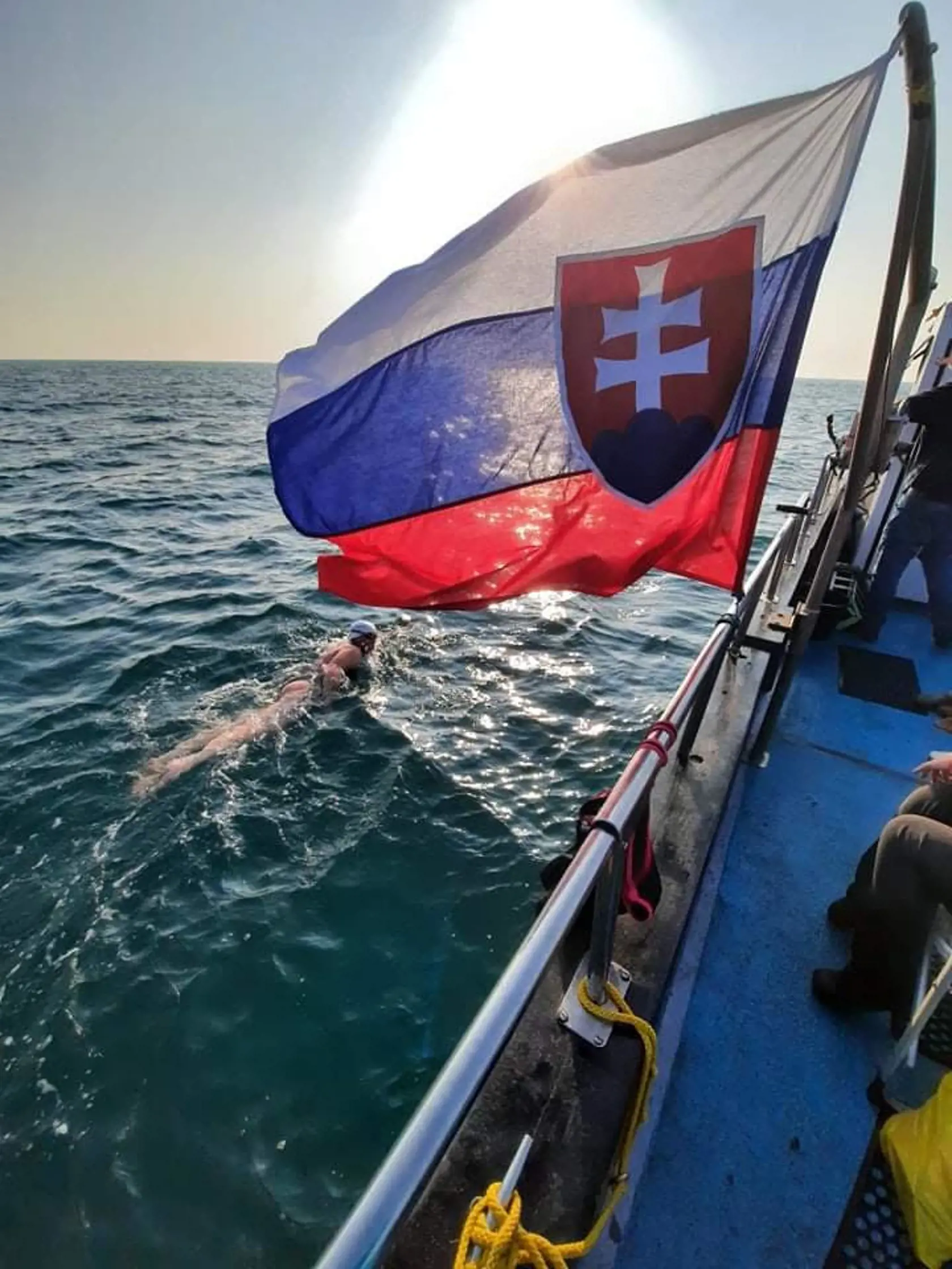 Minulý rok Soňa Rebrová preplávala kanál La Manche: Na sprievodnej lodi nechýbala slovenská zástava.