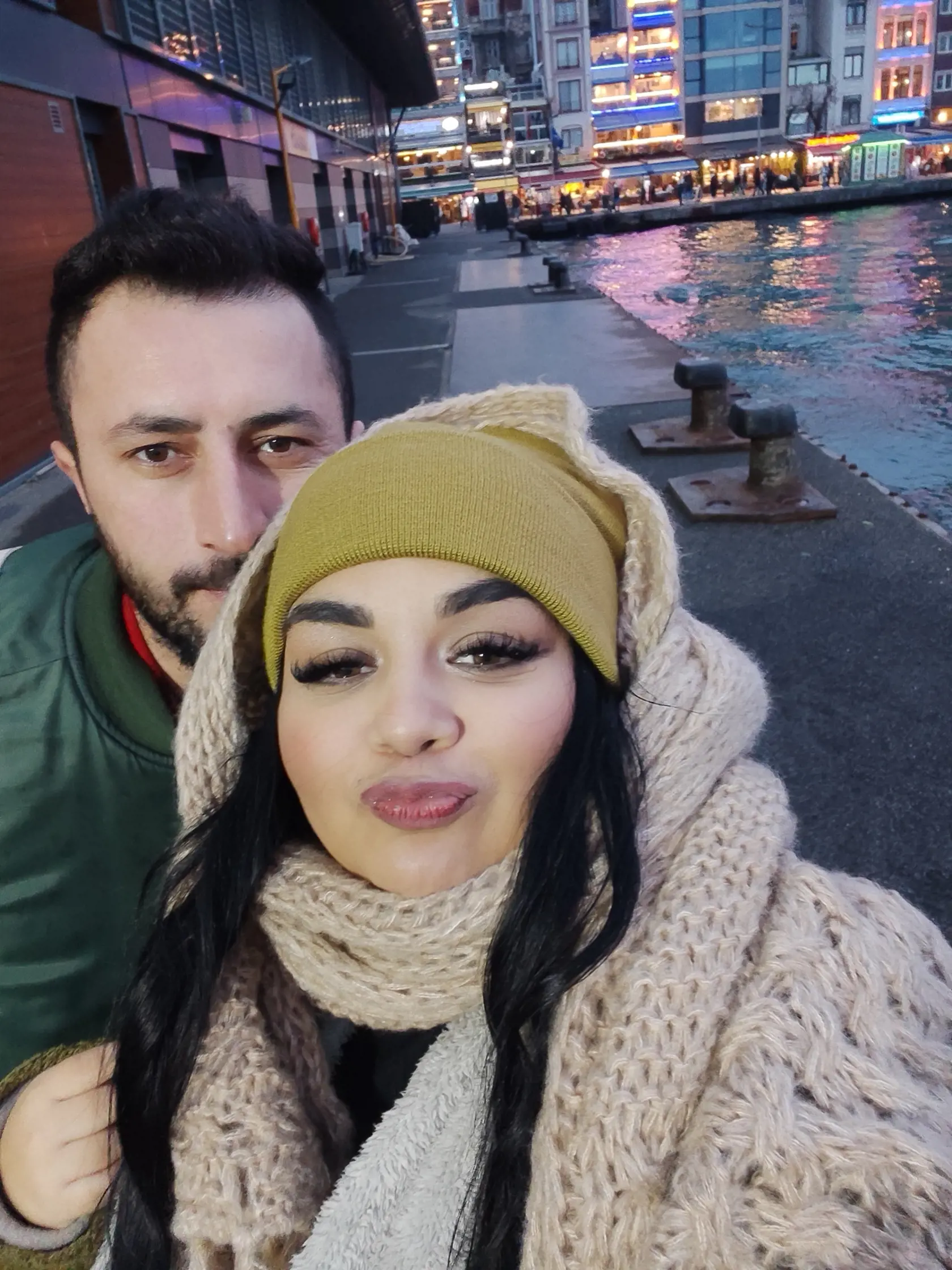 Janka so svojim terajším tureckým manželom Özgürom (32). Napriek tomu svojmu exmanželovi pomáhala aj spolu s manželom.
