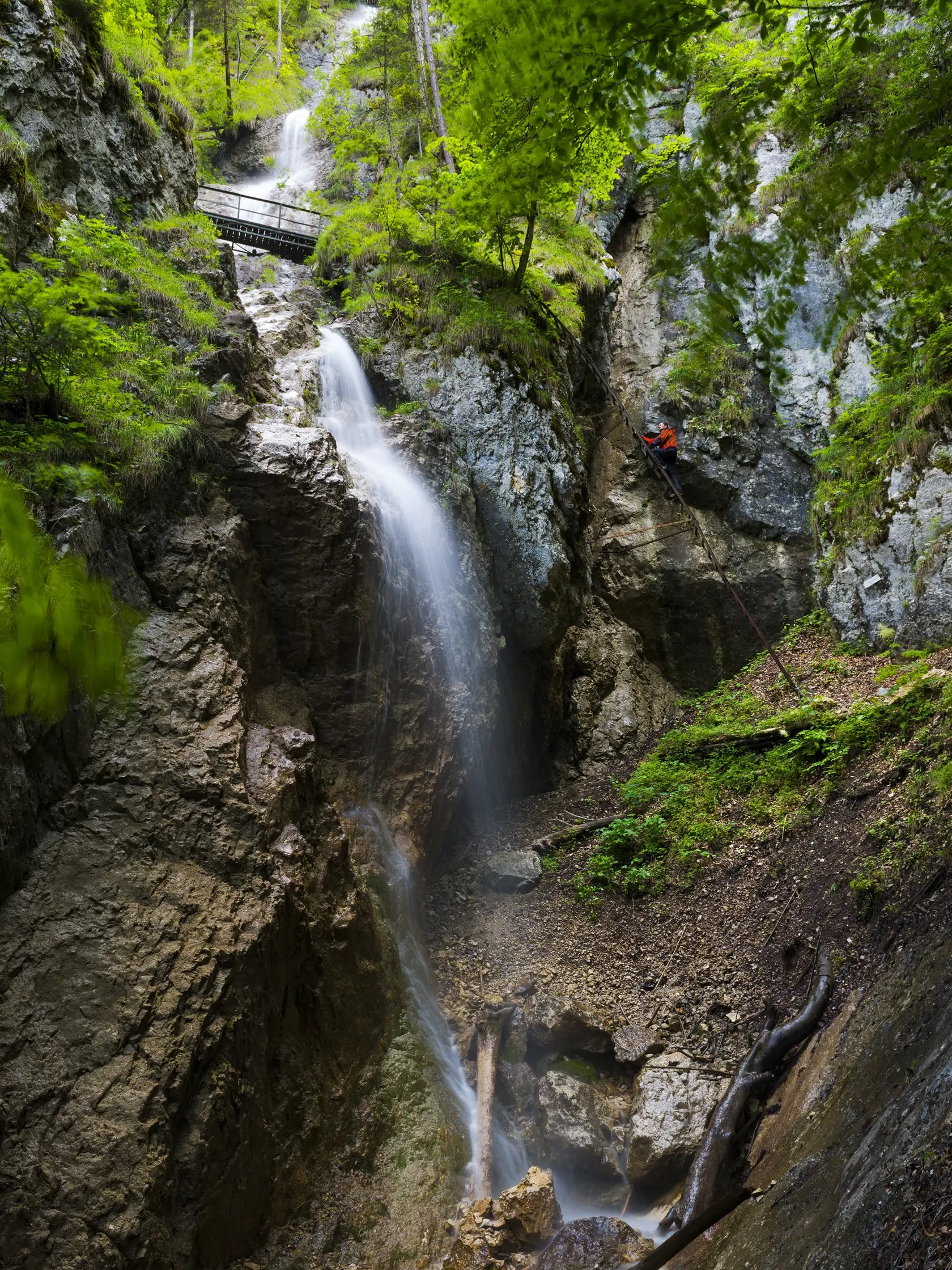 Závojový vodopád s výškou 75 m v Sokolej doline je najvyšším vodopádom NP Slovenský kras.