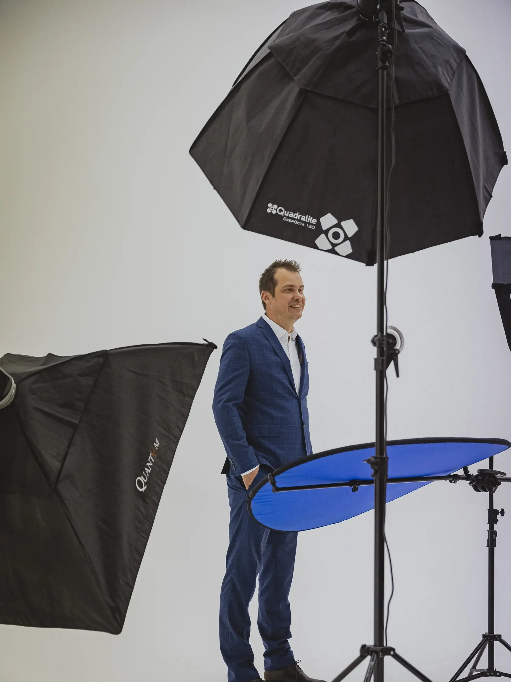 Matej Hajko počas fotenia pre kampaň RTVS k Majstrovstvám sveta v ľadovom hokeji 2022.