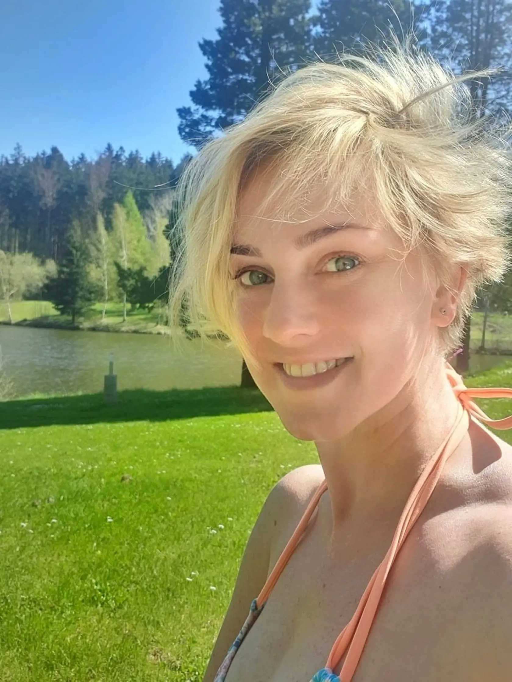 Slnko a vietor vo vlasoch