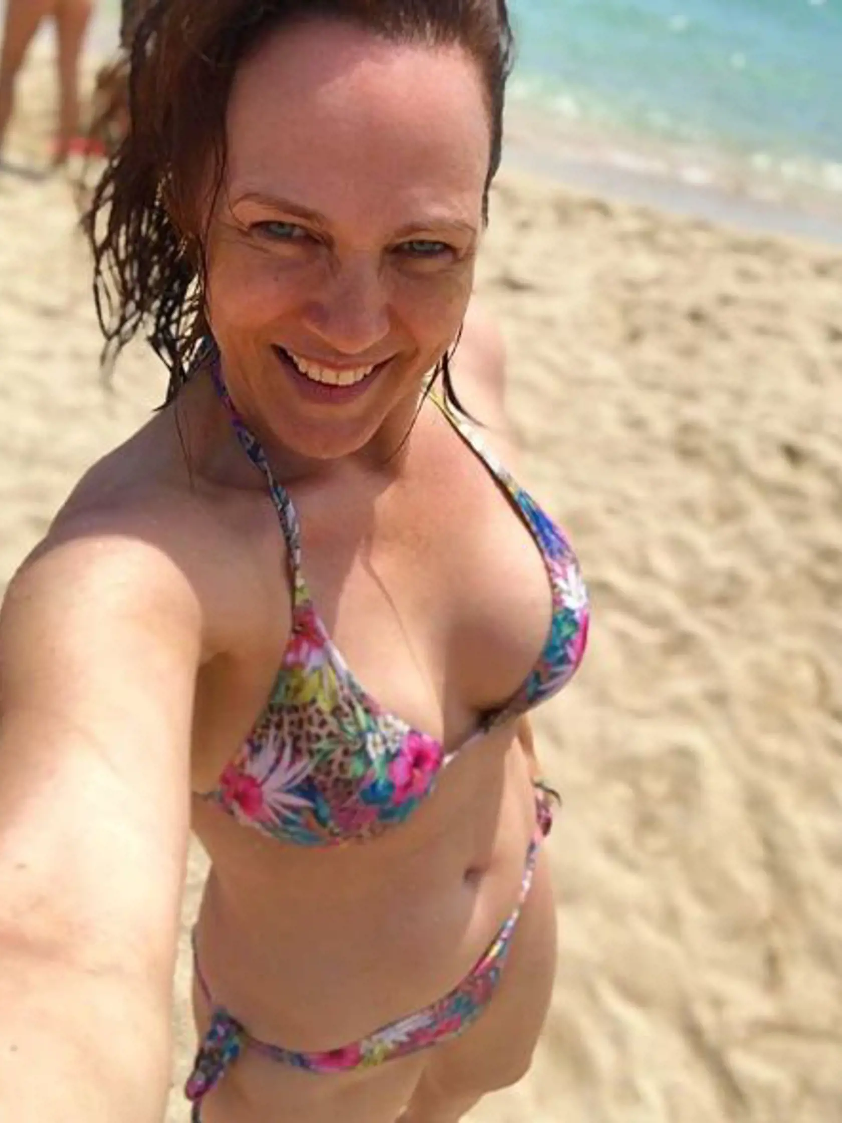 Minulý rok počas dovolenky ukázala sexi postavu v bikinách.
