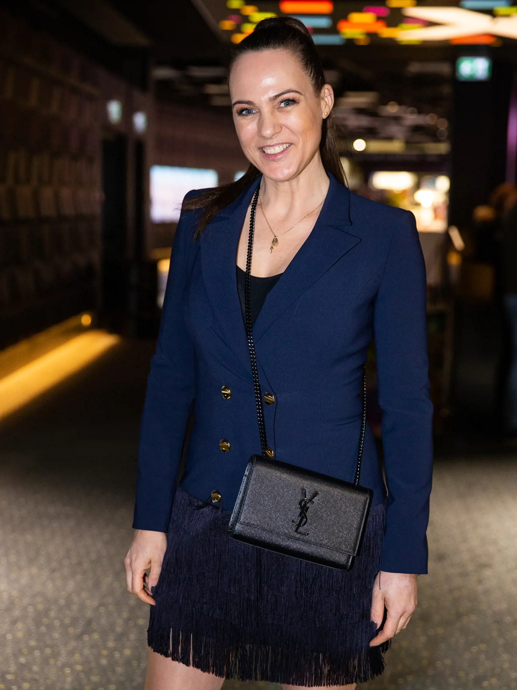 Moderátorka Adriana Poláková prichádza na premiéru filmu do jedného z bratislavských kín.