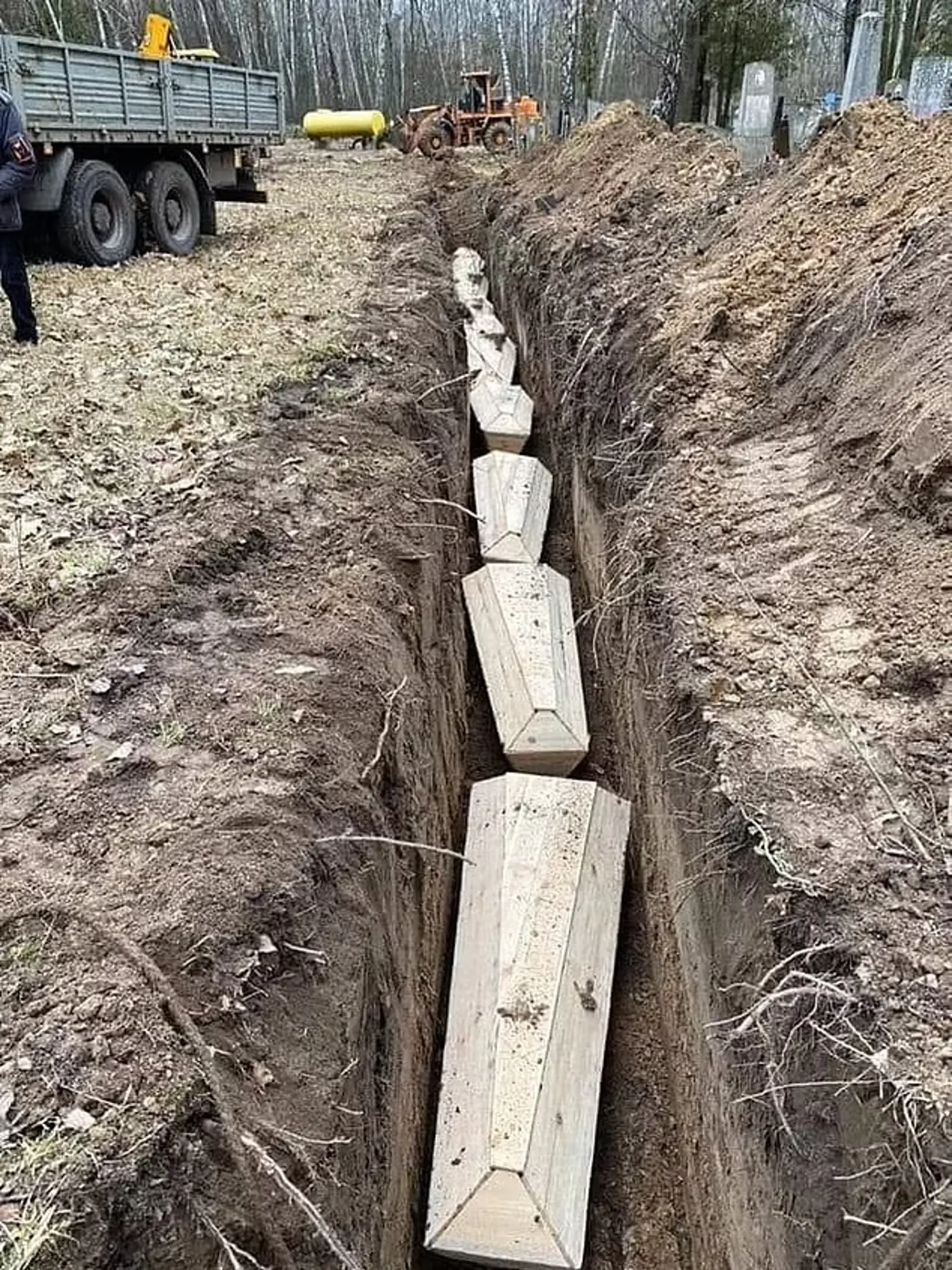 Ukrajinci v meste Černigov pochovávajú mŕtvych civilistov v takýchto zákopoch, pretože miestny cintorín zničilo ruské bombardovanie.