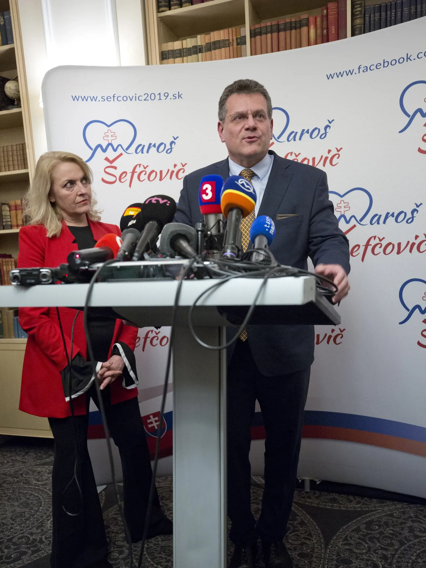 Maroš Šefčovič sa s manželkou doma určite nenudí. 