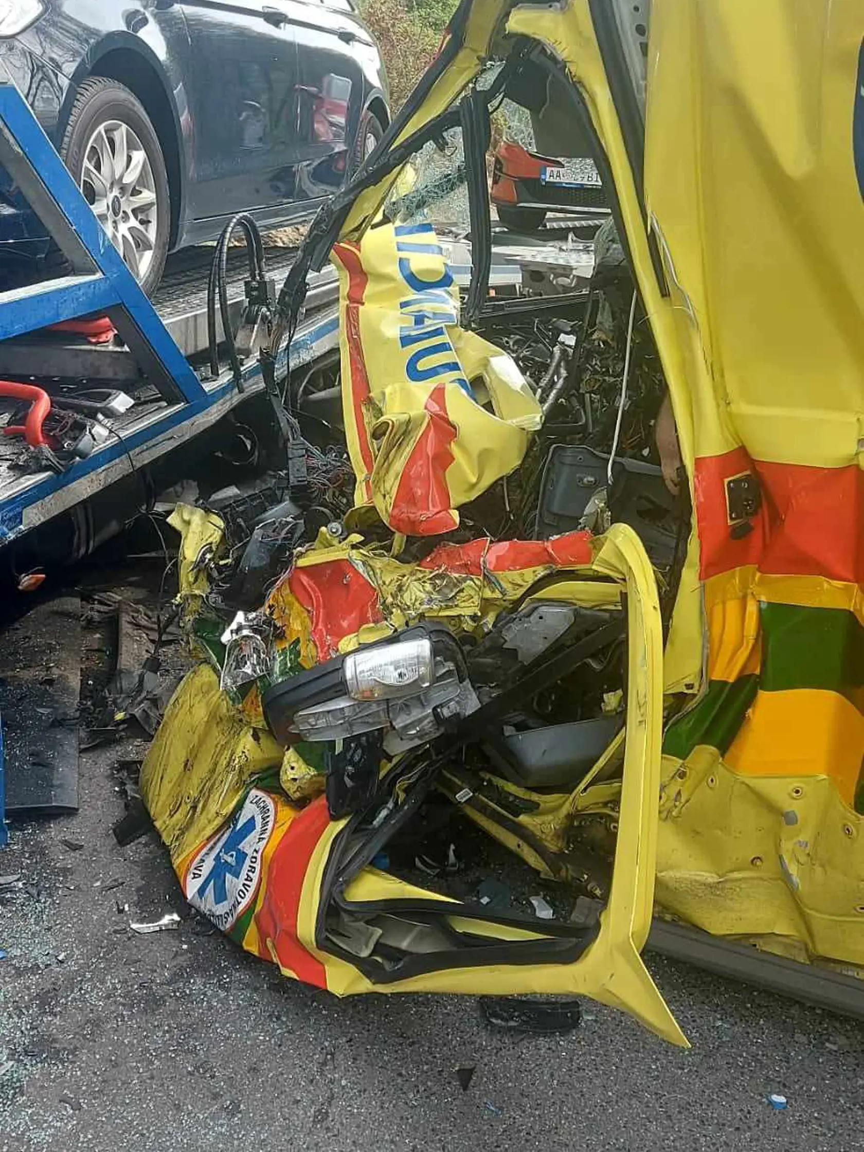 Na ceste I/16 pri obci Píla v okrese Lučenec došlo v pondelok popoludní k dopravnej nehode sanitky a odťahového vozidla. Na mieste je viacero zranených, jedna osoba prišla o život. Cesta je v dôsledku nehody neprejazdná. Pre TASR to potvrdila hovorkyňa Krajského riaditeľstva Policajného zboru v Banskej Bystrici Mária Faltániová. FOTO TASR - KR PZ v Banskej Bystrici, 8. apríla 2024