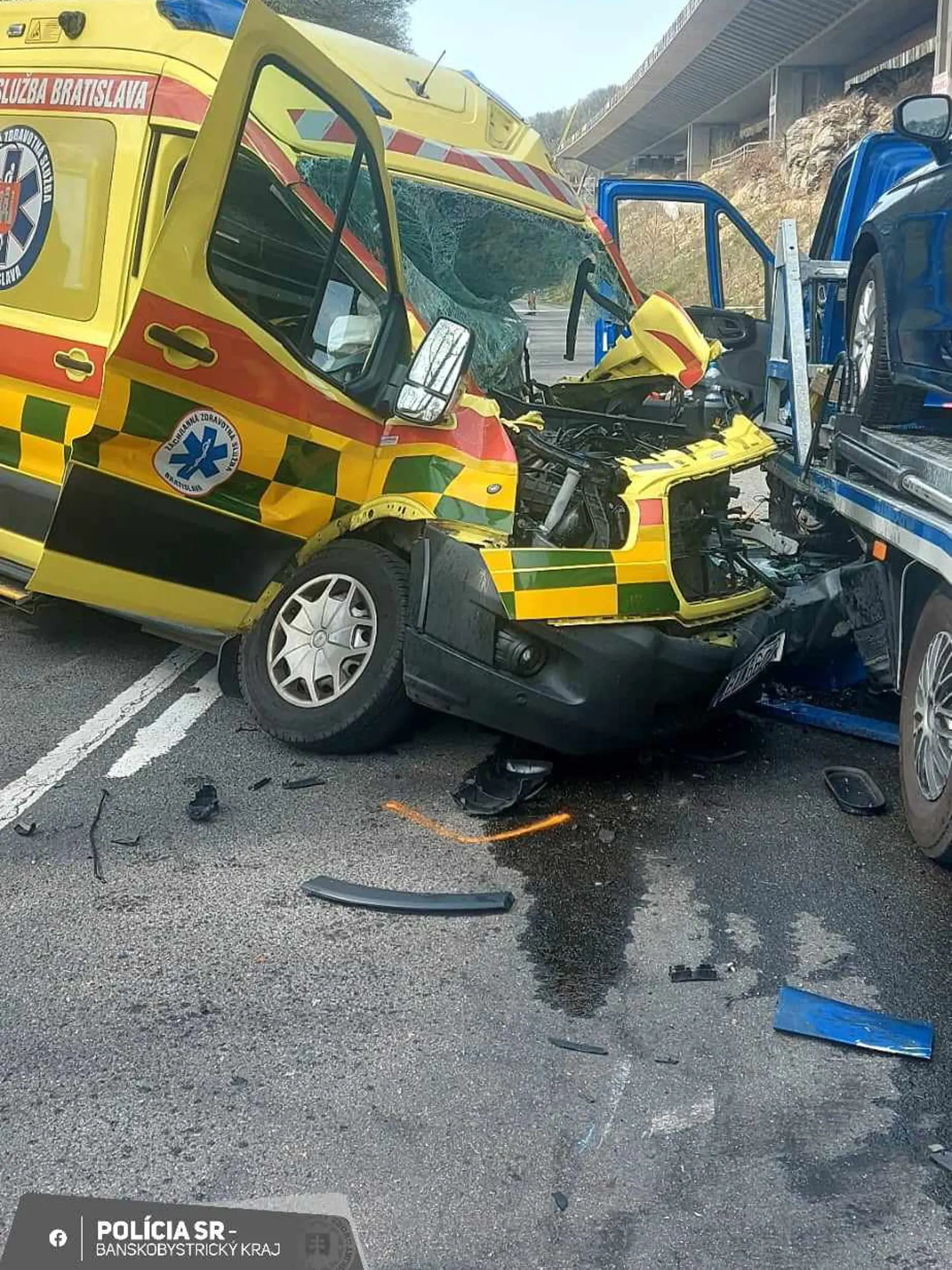 Na ceste I/16 pri obci Píla v okrese Lučenec došlo v pondelok popoludní k dopravnej nehode sanitky a odťahového vozidla. Na mieste je viacero zranených, jedna osoba prišla o život. Cesta je v dôsledku nehody neprejazdná. Pre TASR to potvrdila hovorkyňa Krajského riaditeľstva Policajného zboru v Banskej Bystrici Mária Faltániová. FOTO TASR - KR PZ v Banskej Bystrici, 8. apríla 2024