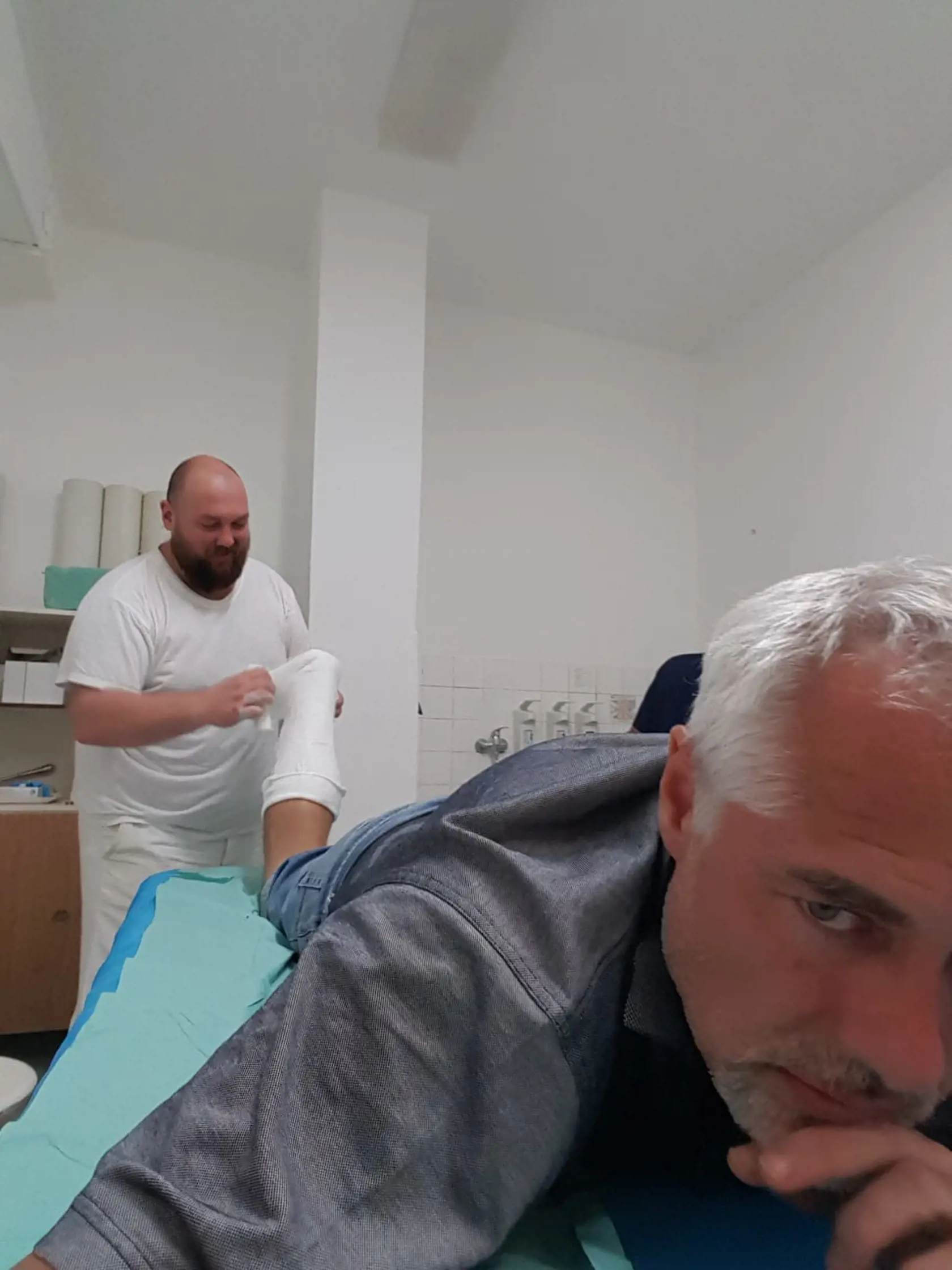 Juraj Raši si zlomil nohu, čo tiež skomplikovalo nakrúcanie.