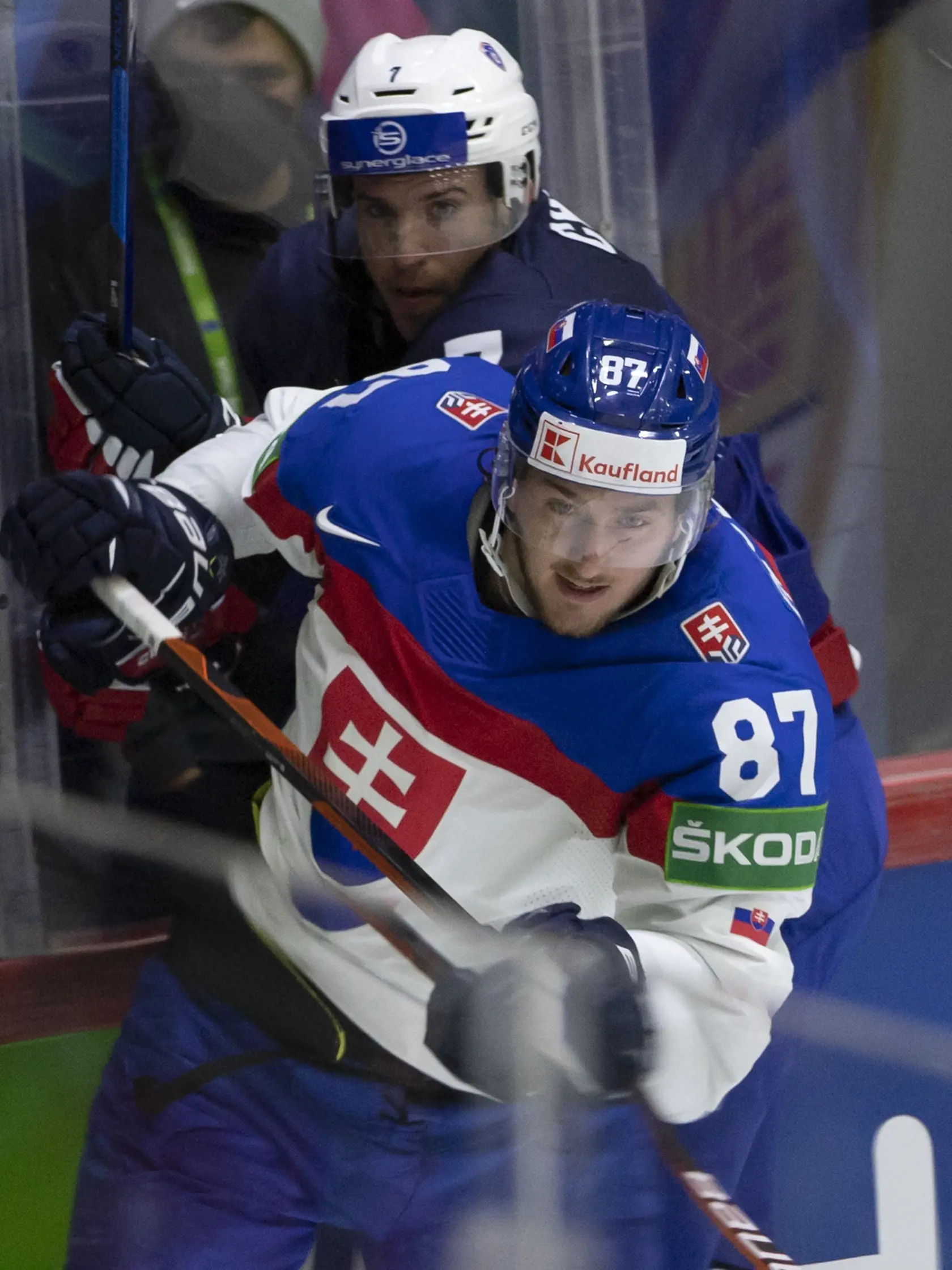 Na snímke v popredí slovenský hokejista Pavol Regenda a v pozadí Francúz Pierre Crinon bojujú pri mantineli v úvodnom zápase slovenskej hokejovej reprezentácie v základnej A - skupine Francúzsko - Slovensko na 85. majstrovstvách sveta v ľadovom hokeji v Helsinkách v piatok 13. mája 2022. FOTO TASR - Martin Baumann