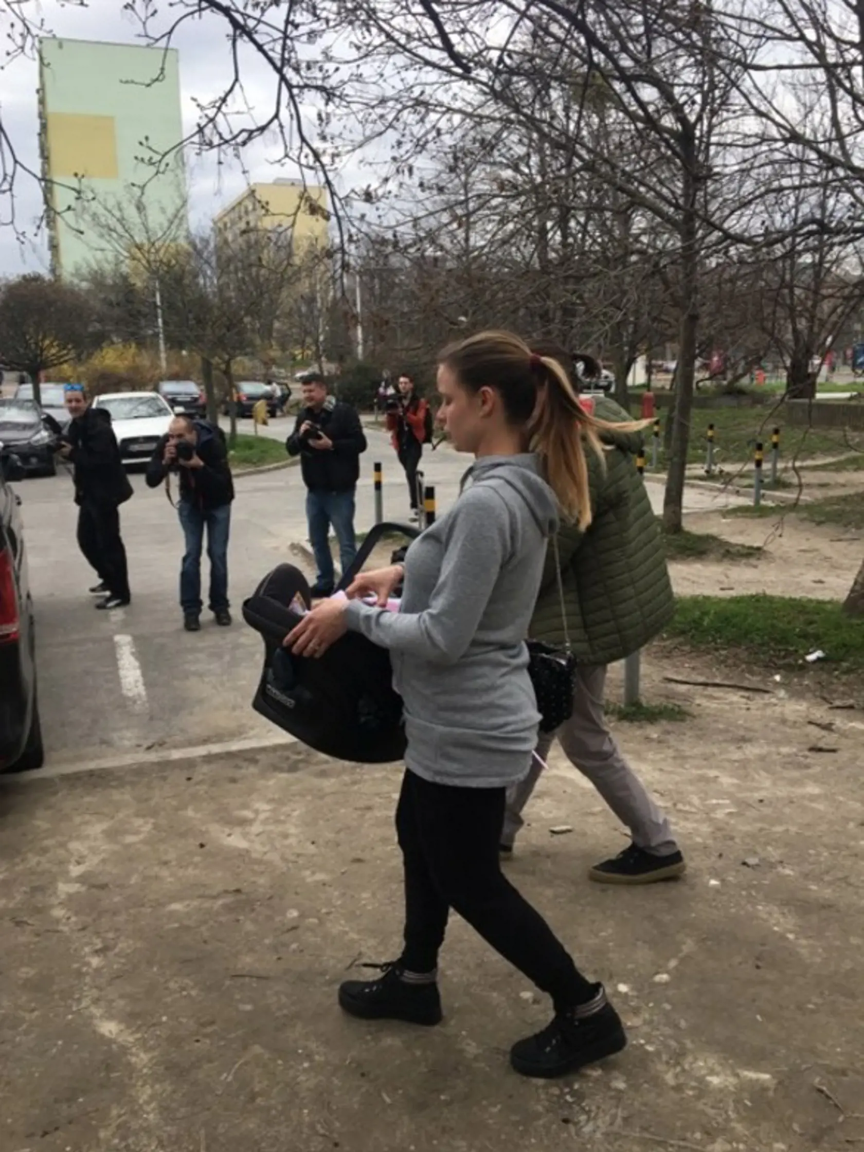 Šťastná dvojnásobná mamička Nela práve odchádza z nemocnice s dcérkou Lianou.