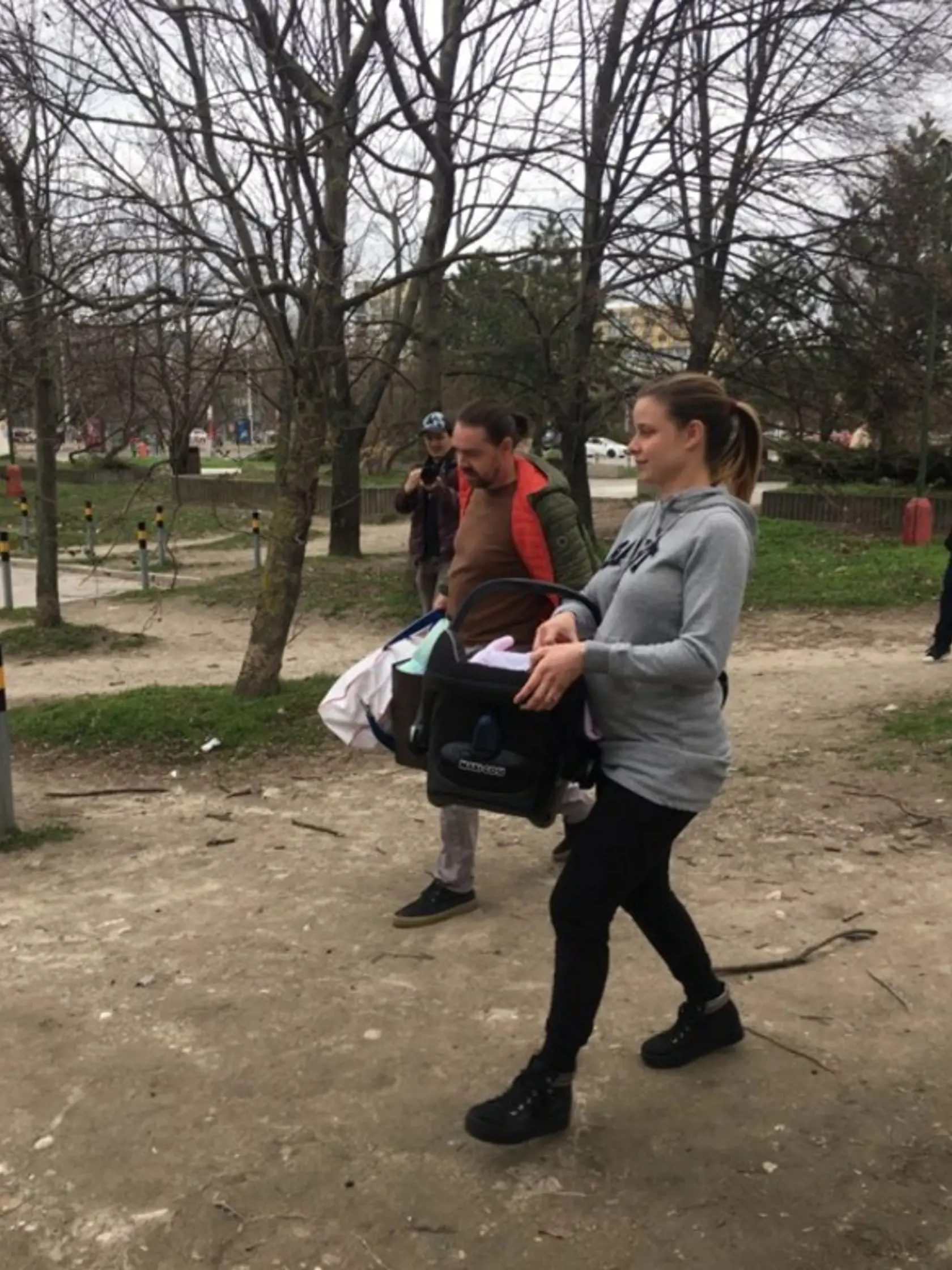 Šťastná dvojnásobná mamička Nela práve odchádza z nemocnice s dcérkou Lianou.