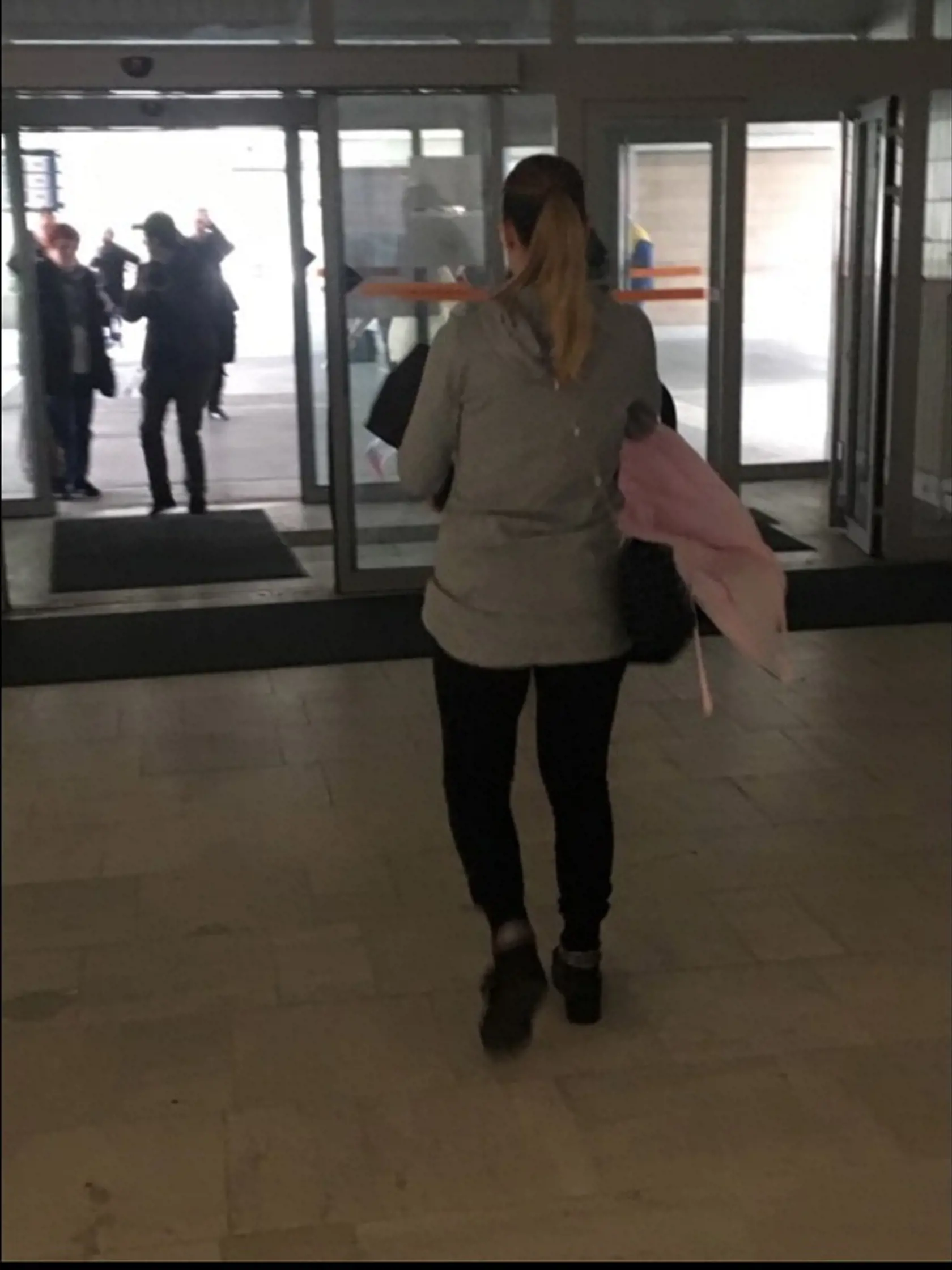 Šťastná dvojnásobná mamička Nela práve odchádza z nemocnice s dcérkou Lianou.