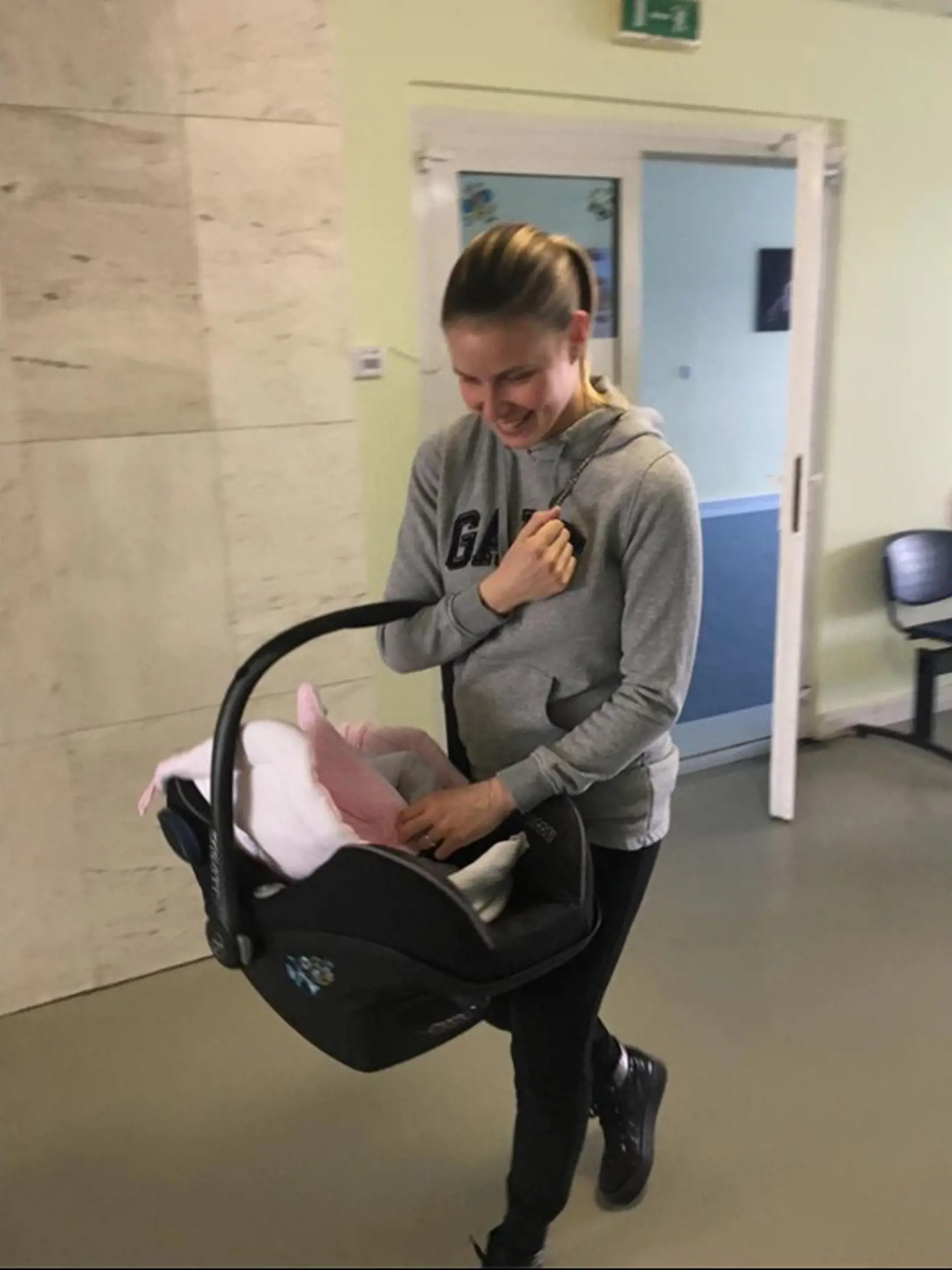Nela Pocisková odchádza z pôrodnice s dcérkou Lianou.