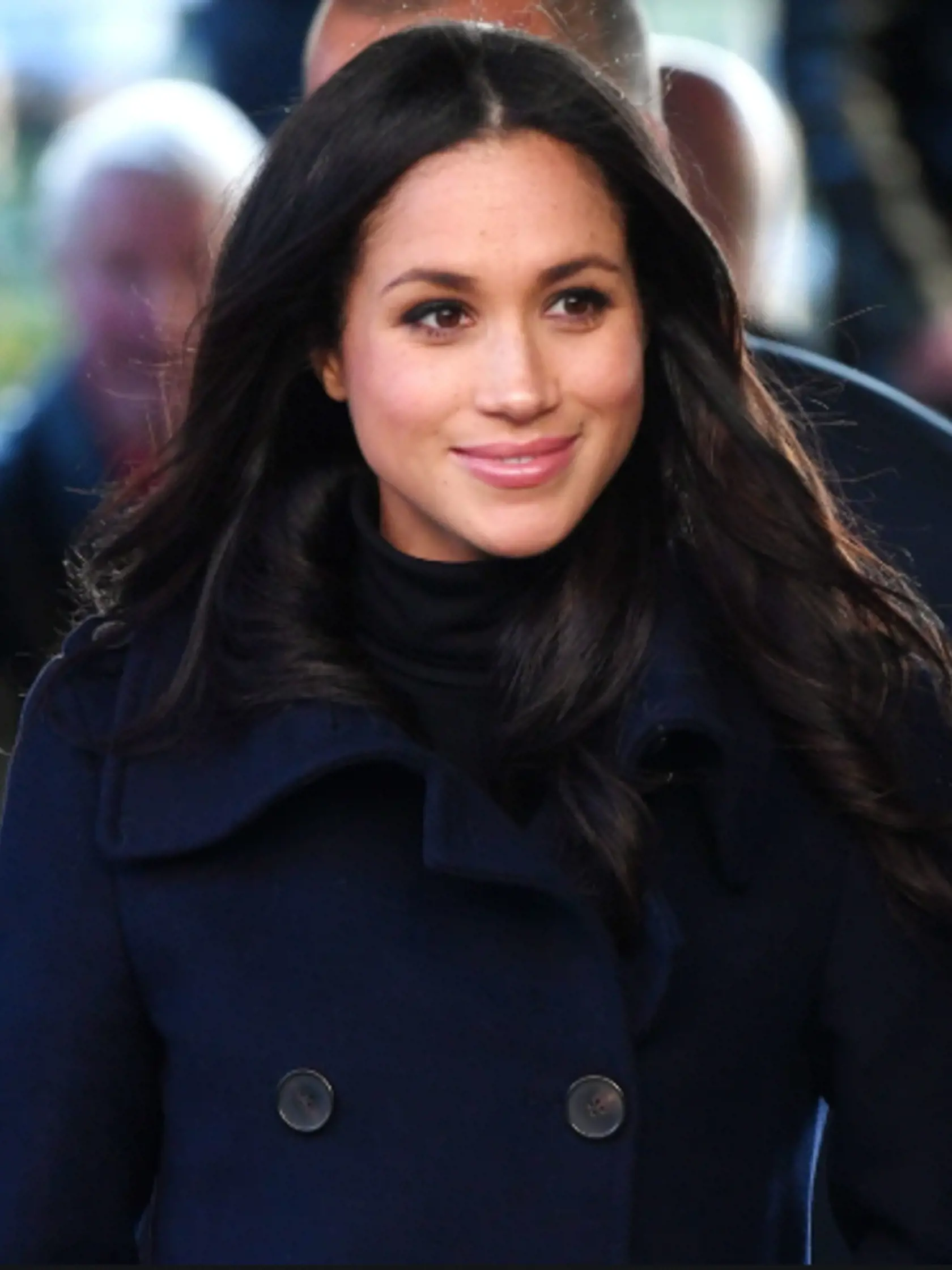 Zmena nastala až v momente, keď sa princ Harry zamiloval do americkej herečky zo seriálu Kravaťáci - Meghan Markelovej.