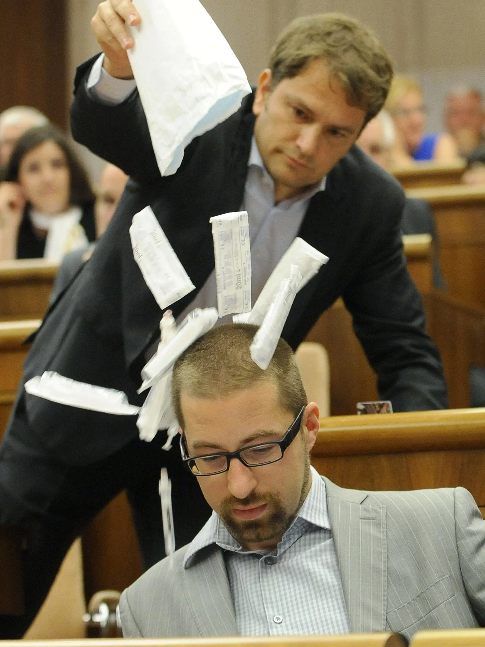 Igor Matovič vysypal Martinovi Poliačikovi na hlavu injekčné striekačky, lebo sa priznal, že v minulosti užíval drogy.