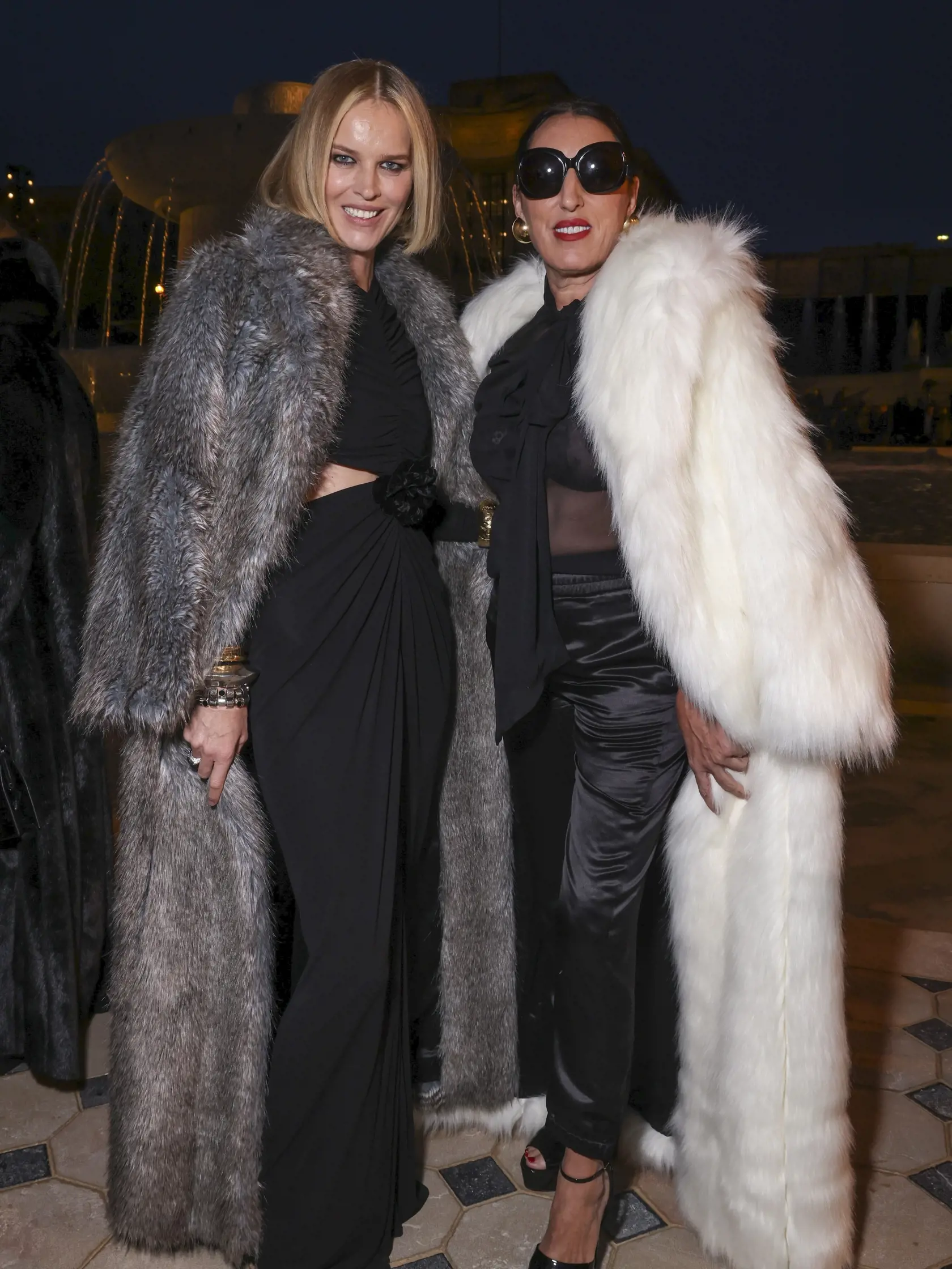 EBE 38 Paríž - Na snímke zľava česká supermodelka a herečka Eva Herzigová a španielska herečka Rossy de Palma prichádzajú na módnu prehliadku značky Saint Laurent pre sezónu jar/leto 2023 v rámci týždňa módy v Paríži 27. septembra 2022. FOTO TASR/AP


Eva Herzigova, left, and Rossy de Palma arrive for the Saint Laurent Spring/Summer 2023 fashion collection presented Tuesday, Sept. 27, 2022 in Paris. (Photo by Vianney Le Caer/Invision/AP)
