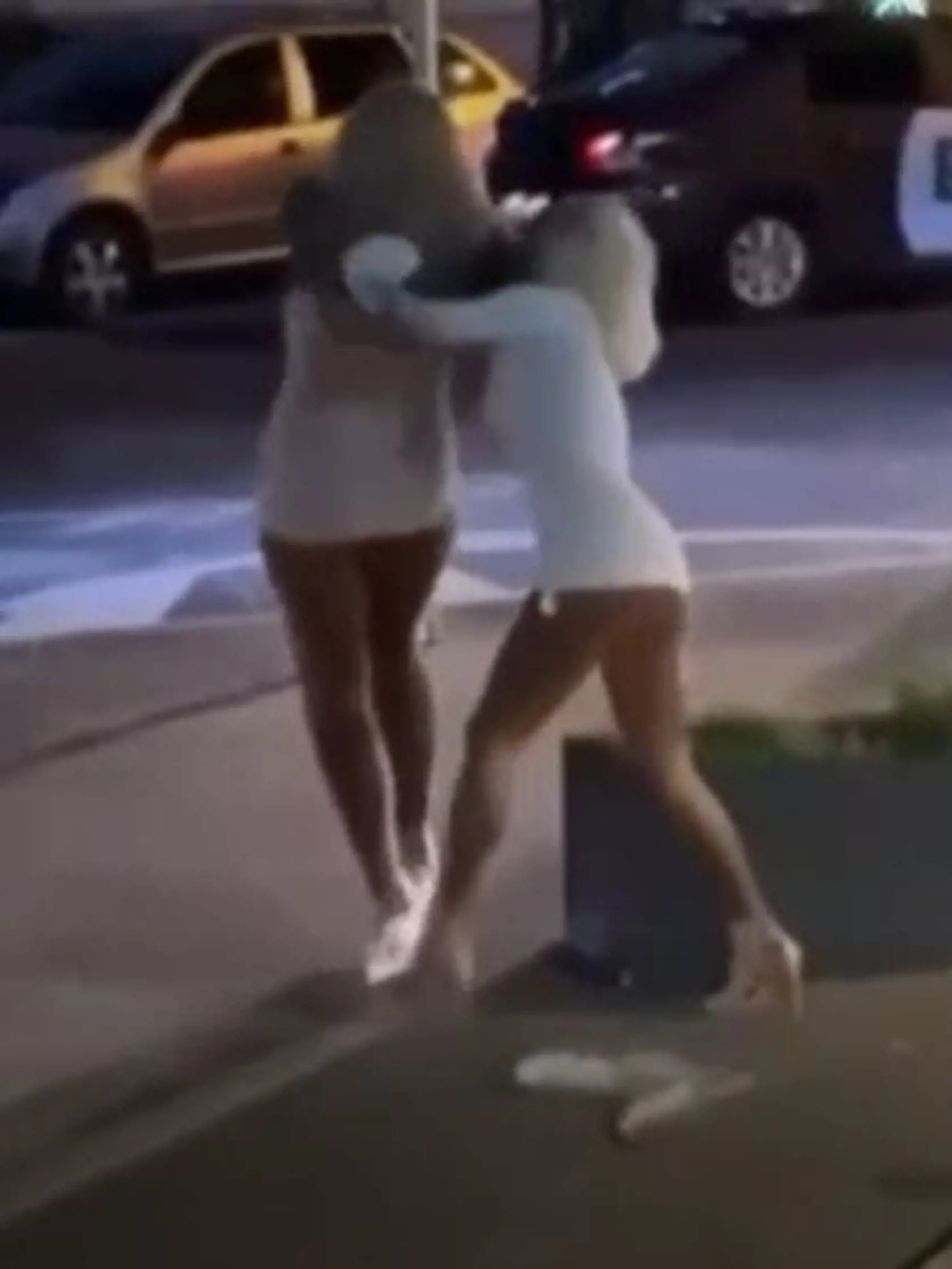 Dve blondíny sa pobili v piatok večer pred klubom v Bratislave.