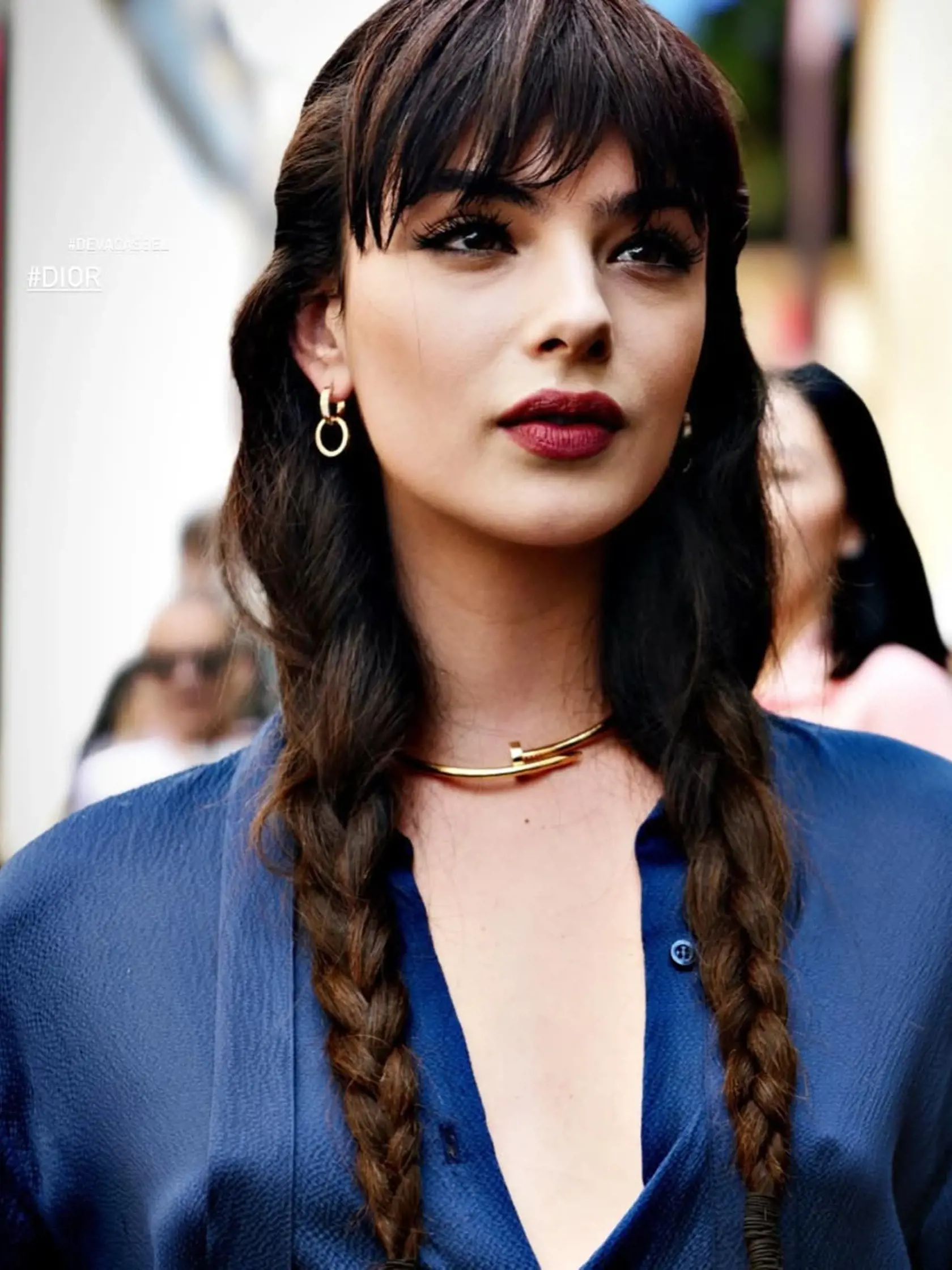 Deva Cassel okúzli ako modelka aj ako herečka. Navyše akoby svojej mame z oka vypadla. Monica Bellucci je na ňu veľmi hrdá. Zdieľa jej fotografie stále na svojom Instagrame.