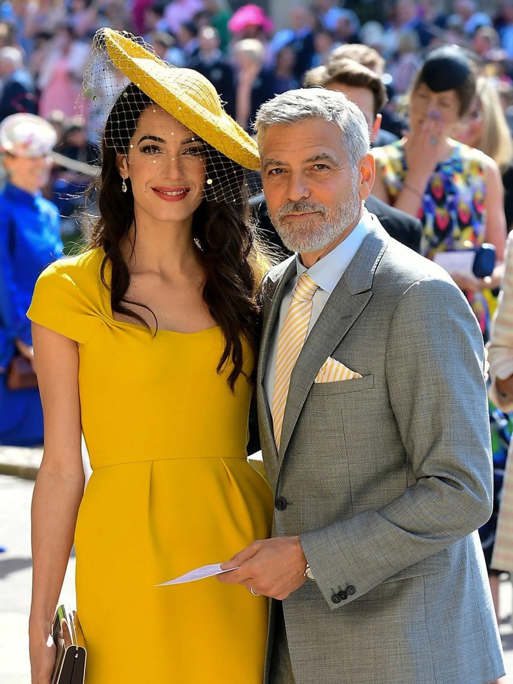 Manželia Clooneyovci boli hosťami na svadbe Meghan a Harryho.