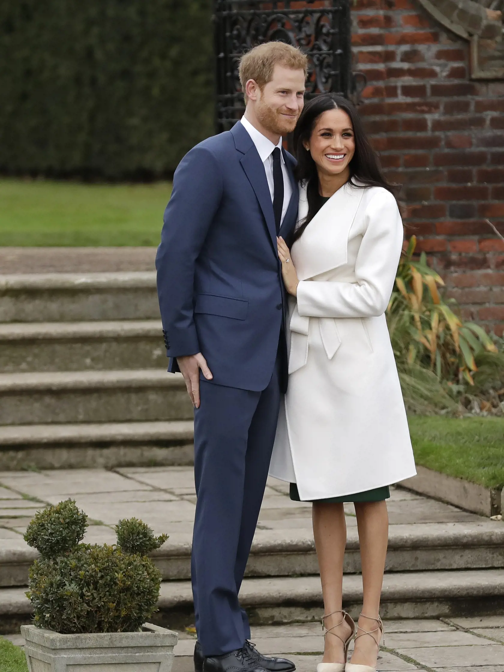KK10 Londýn - Britský princ Harry a jeho snúbenica  Meghan Markleová pózujú fotografom počas fotetermínu v Londýne v pondelok 27. novembra 2017. Britský princ Harry a herečka Meghan Merkleová sa zasnúbili. Svadba je naplánovaná na jar budúceho roku. FOTO TASR/AP
Britain's Prince Harry and his fiancee Meghan Markle pose for photographers during a photocall in the grounds of Kensington Palace in London, Monday Nov. 27, 2017. Britain's royal palace says Prince Harry and actress Meghan Markle are en