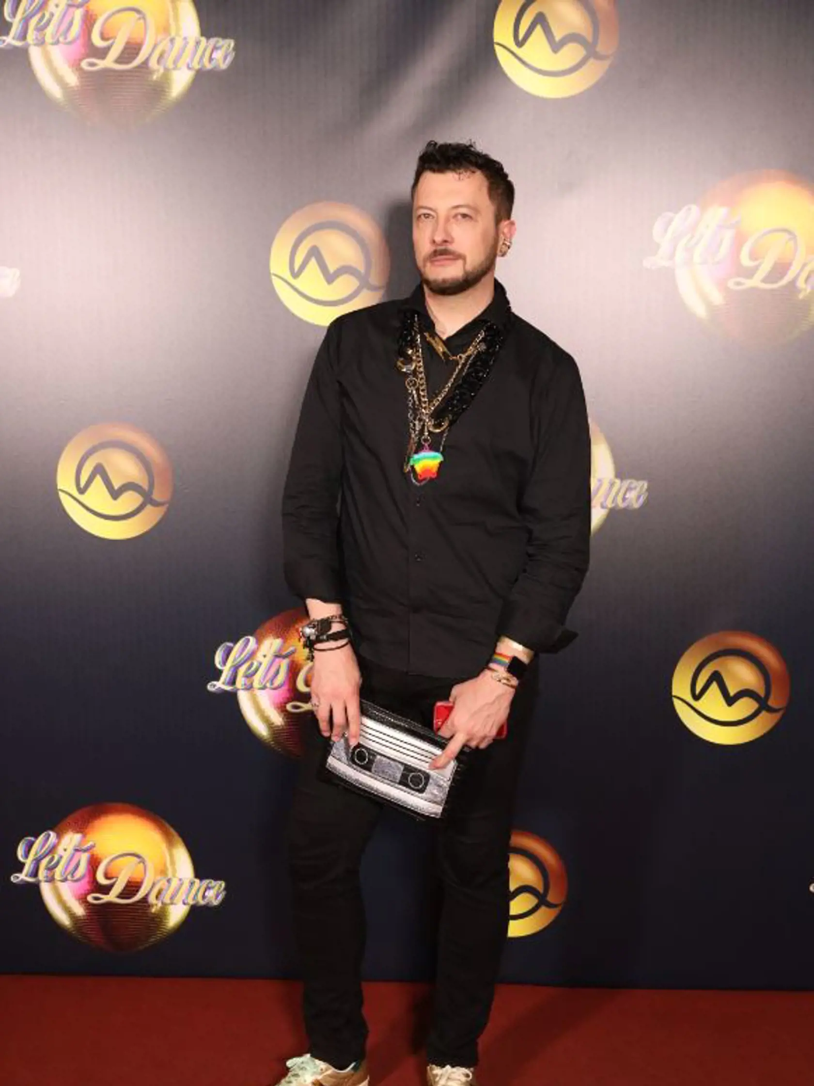 Bývalý partner návrhára Fera Mikloška Rasťo Holubec ovešaný šperkami.