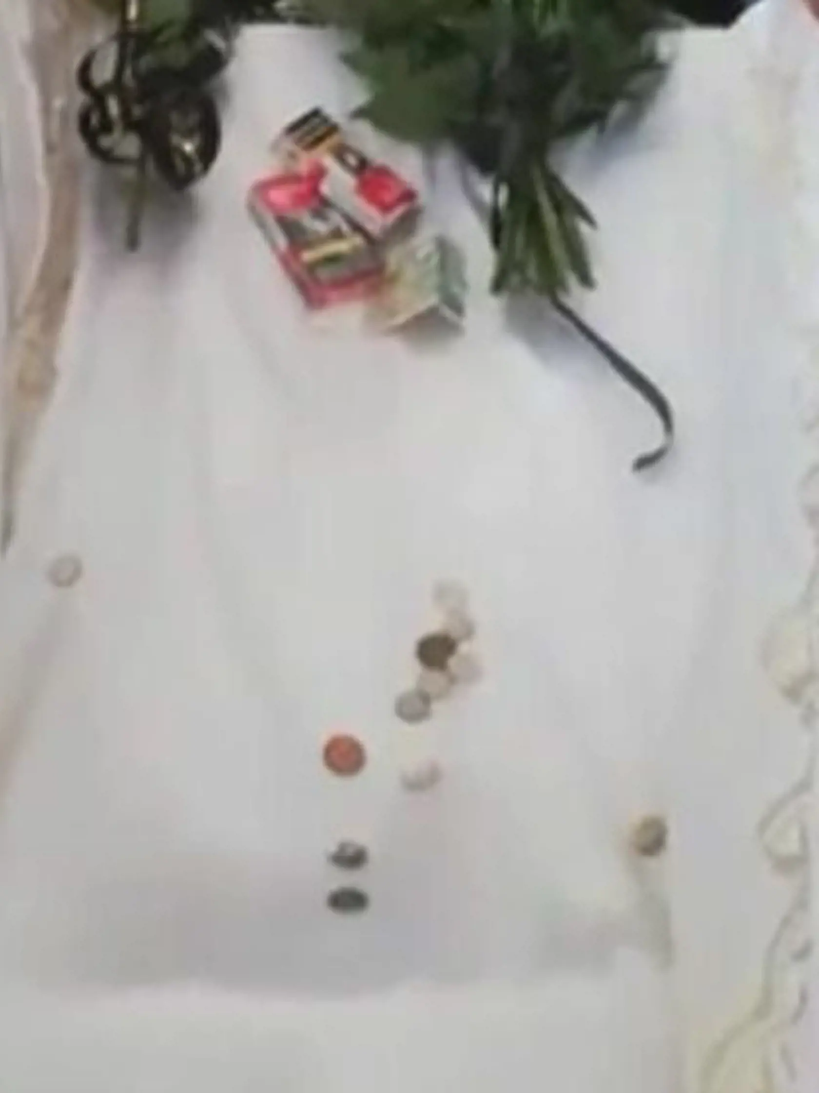 ... a pozostalí do nej hádzali peniaze, ale aj cigarety.
