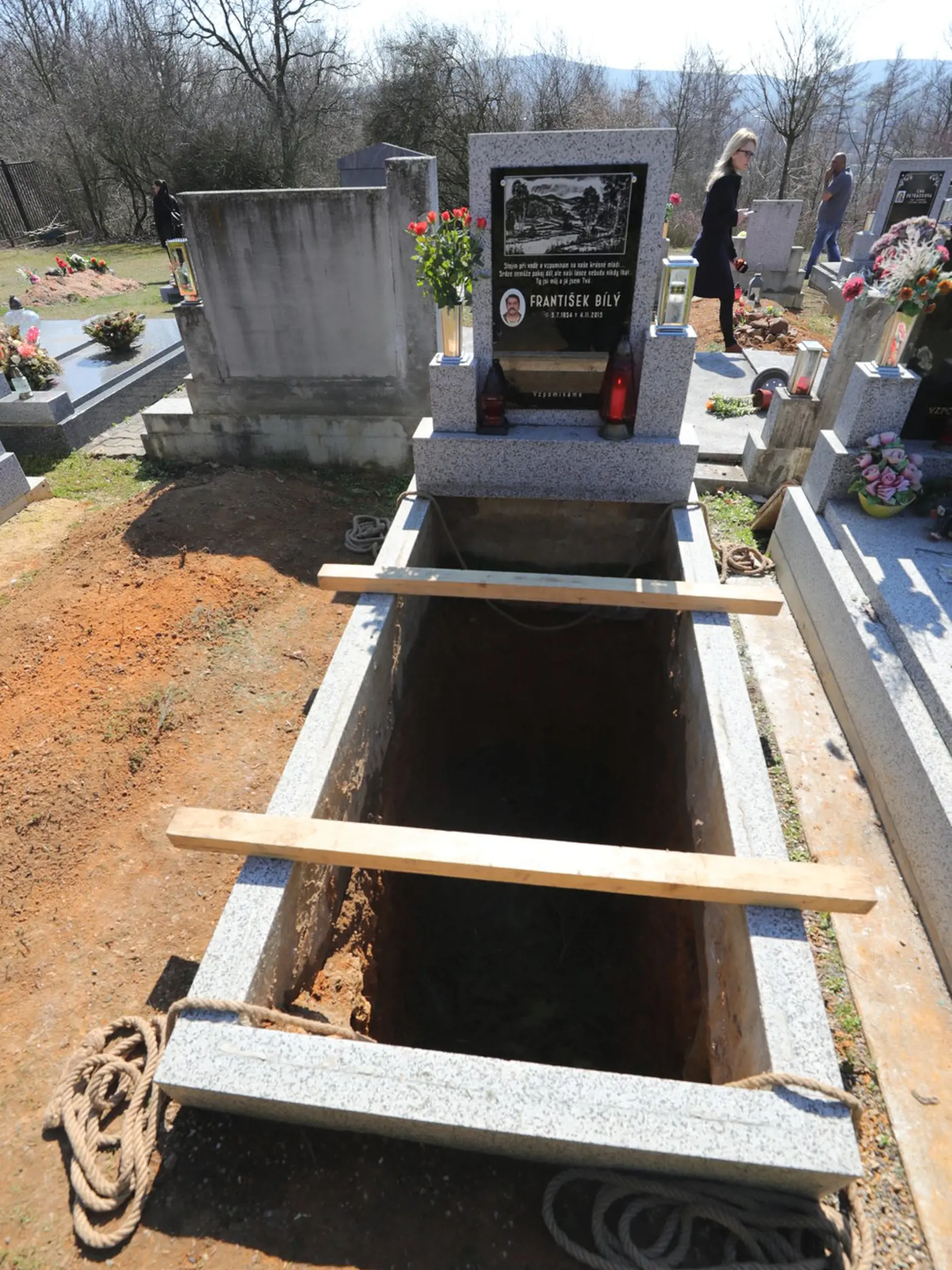 Hrob zosnulej speváčky Věry Bílej (†64).